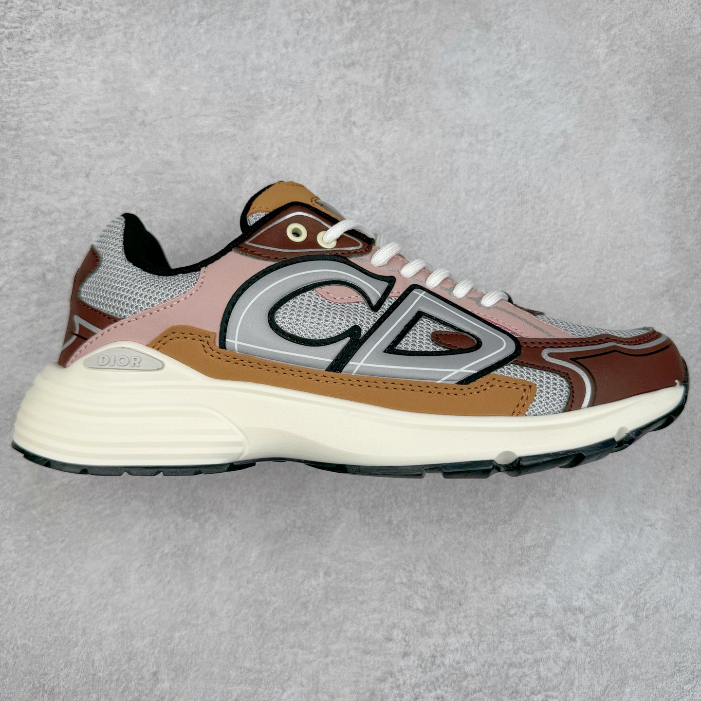 ＃福利特价 Dior B30 迪奥网眼织物低帮运动休闲鞋 该款系列采用黑网色眼织物白和色科技料面精心制 作饰以反光“CD30”图形标志 外格轻盈的刻雕效果橡胶鞋搭底配标志性点的缀提升格调 内弹部力细节塑造想理的舒适穿着体验可与各休式闲造型配搭 彰显尚时现代的运风动范 尺码：36 37 35 39 40 41 42 43 44 45-选品中心