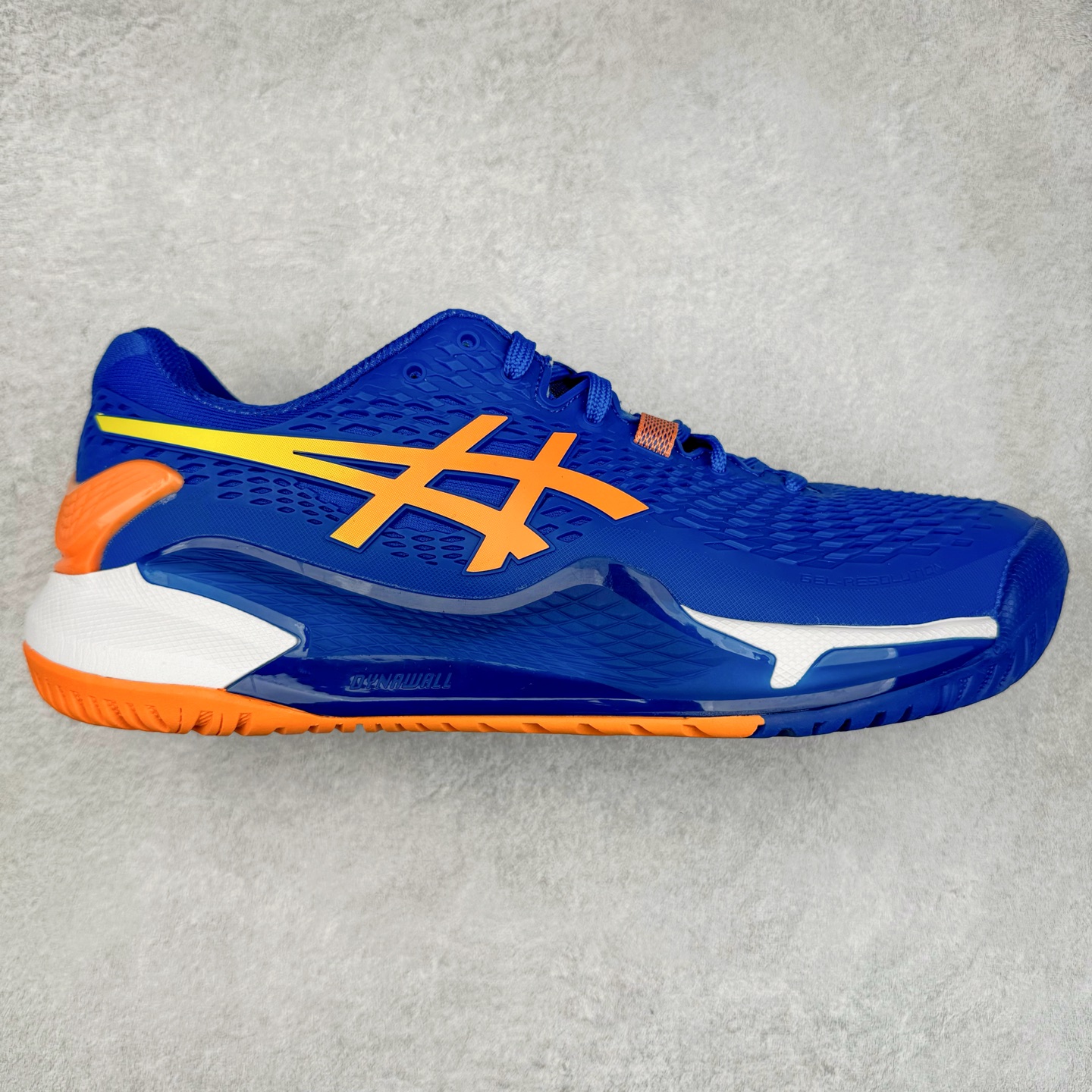 Asics Gel-Resolution 9 亚瑟士防滑耐磨透气 低帮网球鞋 Gel Resolution 9 是一款为快速进攻型球员设计的网球鞋，它有以下特点：鞋底没有刚性的鞋骨，让脚底感受到更多缓冲，舒适度极高。鞋内提供出色的支撑力和梦幻般的舒适感，让你在场上自信满满。鞋底采用 DynaWall 技术，增强了抓地力和反弹力，让你在移动中更灵活。尺码：36 36.5 37 38 38.5 39 40 40.5 41 42 42.5 43 44 45-选品中心