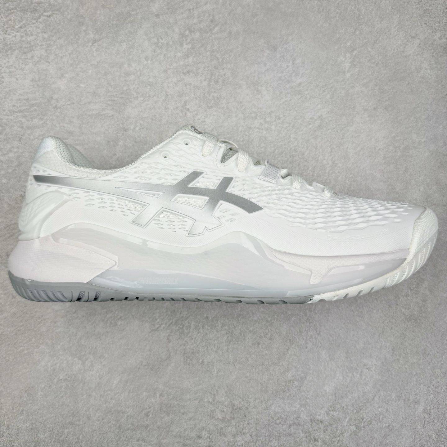 Asics Gel-Resolution 9 亚瑟士防滑耐磨透气 低帮网球鞋 Gel Resolution 9 是一款为快速进攻型球员设计的网球鞋，它有以下特点：鞋底没有刚性的鞋骨，让脚底感受到更多缓冲，舒适度极高。鞋内提供出色的支撑力和梦幻般的舒适感，让你在场上自信满满。鞋底采用 DynaWall 技术，增强了抓地力和反弹力，让你在移动中更灵活。尺码：36 36.5 37 38 38.5 39 40 40.5 41 42 42.5 43 44 45-选品中心