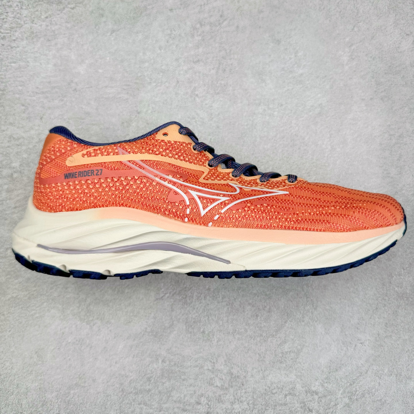 图片[5]-Mizuno Wave Rider 27 美津浓复古厚底织物合成革防滑耐磨透气低帮休闲跑步鞋 美津浓（Mizuno）是日本美津浓株式会社于1906年创立的运动品牌，经过一个多世纪的不断努力现已成为世界著名的运动器具、服装和鞋类生产商。美津浓力求服务于各类运动项目，并竭力使运动生活更加愉快和振奋。产品种类齐全，覆盖几乎全部主要运动项目，达到30万多个品类。尺码：36 36.5 37.5 38 38.5 39 40 40.5 41 42 42.5 43 44 44.5 45-选品中心