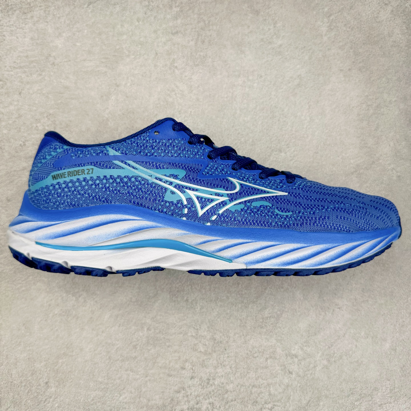 Mizuno Wave Rider 27 美津浓复古厚底织物合成革防滑耐磨透气低帮休闲跑步鞋 美津浓（Mizuno）是日本美津浓株式会社于1906年创立的运动品牌，经过一个多世纪的不断努力现已成为世界著名的运动器具、服装和鞋类生产商。美津浓力求服务于各类运动项目，并竭力使运动生活更加愉快和振奋。产品种类齐全，覆盖几乎全部主要运动项目，达到30万多个品类。尺码：36 36.5 37.5 38 38.5 39 40 40.5 41 42 42.5 43 44 44.5 45-选品中心