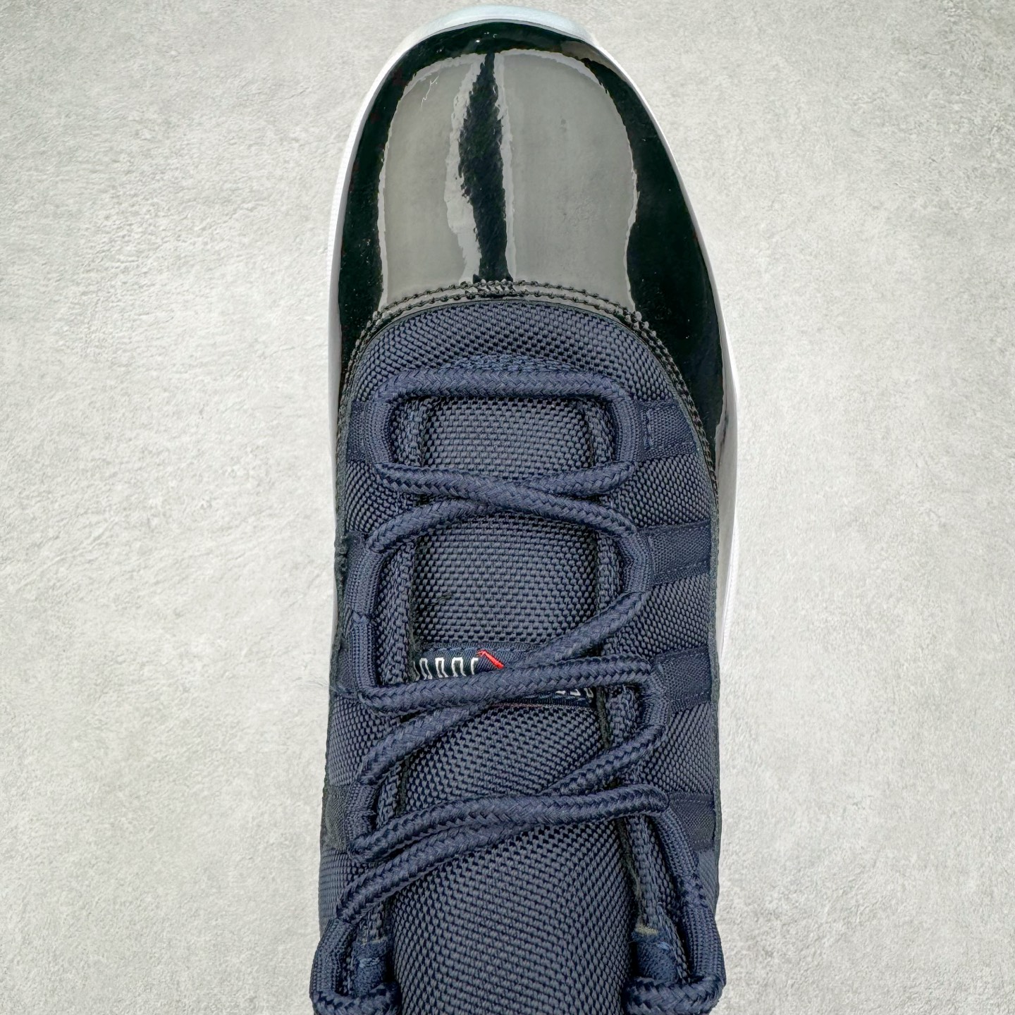 图片[4]-＃NC版 Air Jordan AJ11 Retro 黑藏蓝 CT8012-406 原楦原档案数据开模打造 原厂中底拉帮钢印 原厂漆皮 防冻不开裂 头层皮料 原装鞋撑 水晶大底正确色度色泽 原楦原数据刺绣 原厂车缝走线及对位 毫厘不差 飞人logo采用原数据电脑刺绣 原装正品碳纤维真实碳板 增强抗扭 原内标 原盒标 正确官方原盒 原厂防氧化水晶外底 原厂配套厂全掌solo气垫 尺码：40 40.5 41 42 42.5 43 44 44.5 45 46 47.5-选品中心