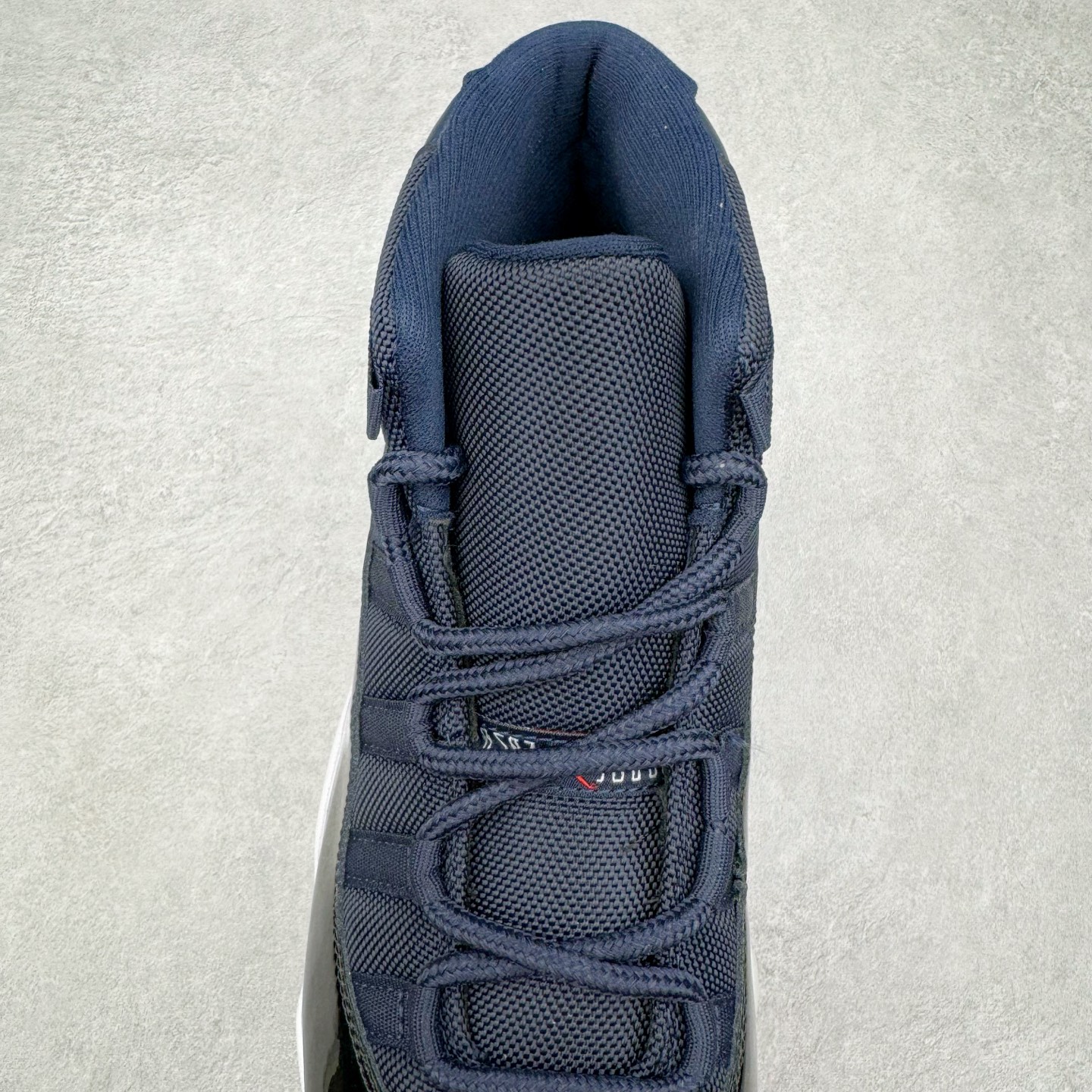 图片[5]-＃NC版 Air Jordan AJ11 Retro 黑藏蓝 CT8012-406 原楦原档案数据开模打造 原厂中底拉帮钢印 原厂漆皮 防冻不开裂 头层皮料 原装鞋撑 水晶大底正确色度色泽 原楦原数据刺绣 原厂车缝走线及对位 毫厘不差 飞人logo采用原数据电脑刺绣 原装正品碳纤维真实碳板 增强抗扭 原内标 原盒标 正确官方原盒 原厂防氧化水晶外底 原厂配套厂全掌solo气垫 尺码：40 40.5 41 42 42.5 43 44 44.5 45 46 47.5-选品中心