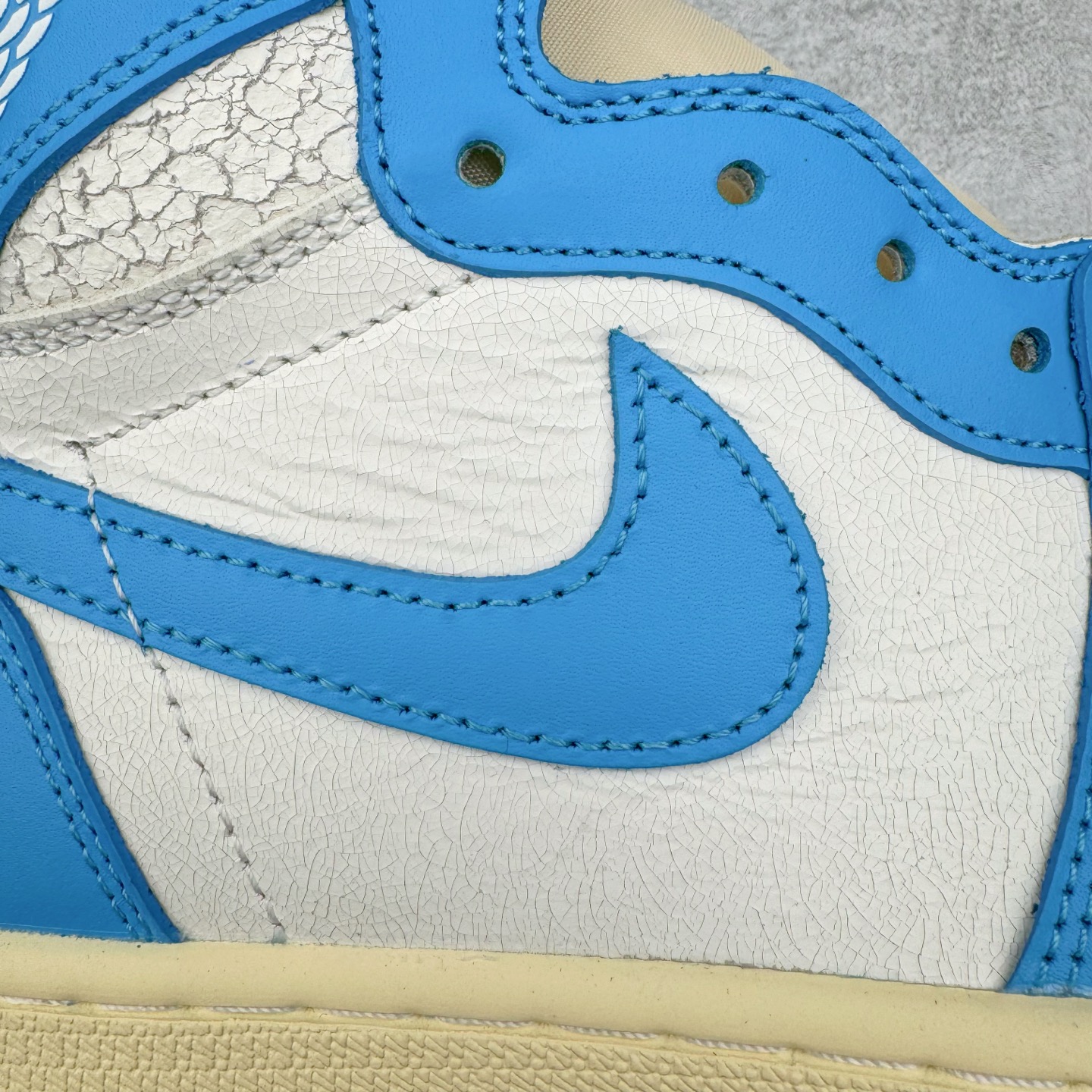 图片[19]-＃KZ神版莞产 Air Jordan AJ1 Retro 复刻北卡蓝 DZ5485-402 外贸特供批次 终端控货优势输出 新配色不断更新开发 市场中端王者 全套原纸板楦头开发 确保原汁原味 完美呈现一代版型 一比一鞋头弧度高度鞋身弧度 此版本只针对中端市场 细节品控鞋型随意秒杀市面同价位 鞋型完美 不臃肿别扭 头层皮料加持 用料绝不含糊 进口玻璃冲刀皮料裁剪零毛边 电脑针车工艺 超高鞋面清洁度 最高QC检验标准 控制溢胶瑕疵 原盒原配 飞翼3D高频深度立体 工艺方面大到整体鞋型 漏斗收腰 底线拉帮 LOGO立体程度 小到针眼排布 载片对称 冲孔效果 鞋标规范 鞋垫背胶等等 无一不是口碑收割 每双都是一个回头客 尺码：36 36.5 37.5 38 38.5 39 40 40.5 41 42 42.5 43 44 44.5 45 46 47.5-选品中心