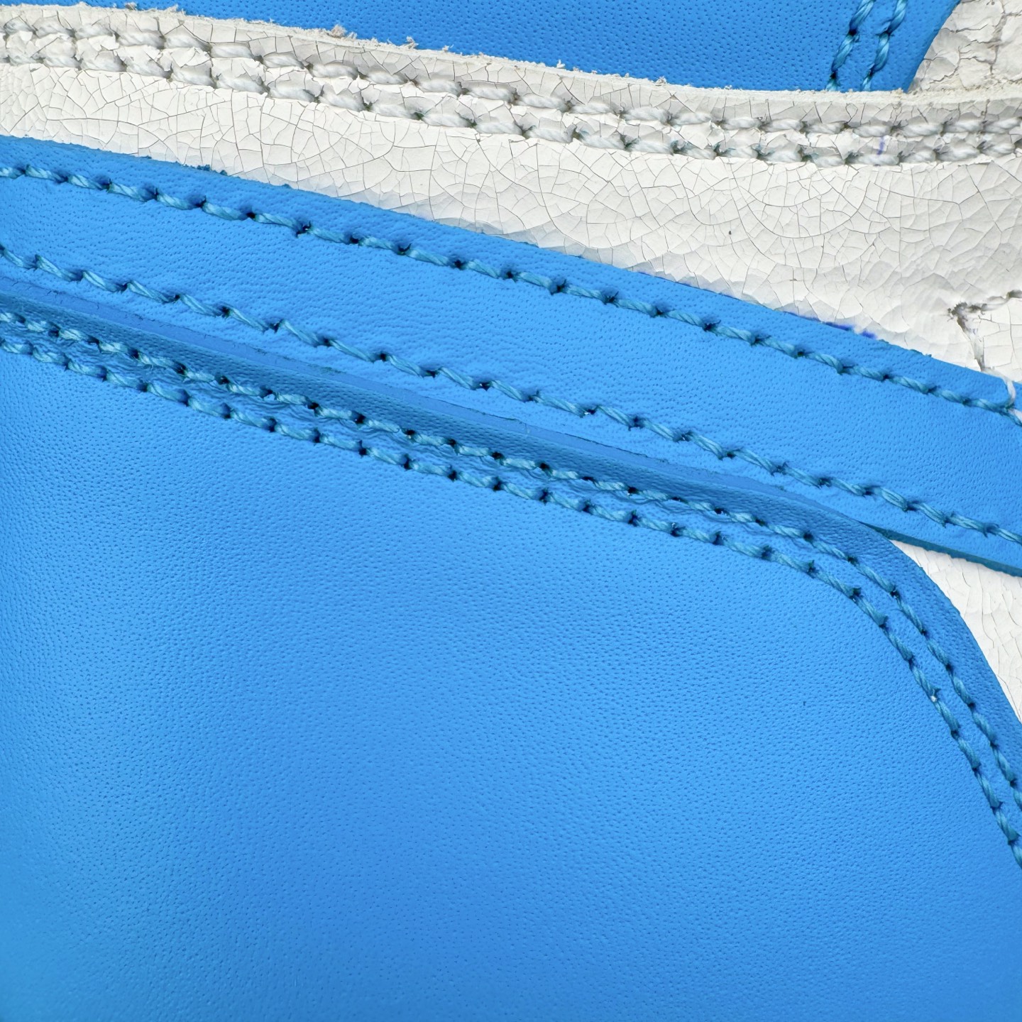 图片[17]-＃KZ神版莞产 Air Jordan AJ1 Retro 复刻北卡蓝 DZ5485-402 外贸特供批次 终端控货优势输出 新配色不断更新开发 市场中端王者 全套原纸板楦头开发 确保原汁原味 完美呈现一代版型 一比一鞋头弧度高度鞋身弧度 此版本只针对中端市场 细节品控鞋型随意秒杀市面同价位 鞋型完美 不臃肿别扭 头层皮料加持 用料绝不含糊 进口玻璃冲刀皮料裁剪零毛边 电脑针车工艺 超高鞋面清洁度 最高QC检验标准 控制溢胶瑕疵 原盒原配 飞翼3D高频深度立体 工艺方面大到整体鞋型 漏斗收腰 底线拉帮 LOGO立体程度 小到针眼排布 载片对称 冲孔效果 鞋标规范 鞋垫背胶等等 无一不是口碑收割 每双都是一个回头客 尺码：36 36.5 37.5 38 38.5 39 40 40.5 41 42 42.5 43 44 44.5 45 46 47.5-选品中心