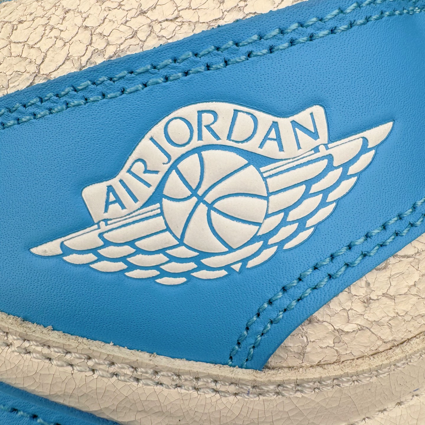 图片[18]-＃KZ神版莞产 Air Jordan AJ1 Retro 复刻北卡蓝 DZ5485-402 外贸特供批次 终端控货优势输出 新配色不断更新开发 市场中端王者 全套原纸板楦头开发 确保原汁原味 完美呈现一代版型 一比一鞋头弧度高度鞋身弧度 此版本只针对中端市场 细节品控鞋型随意秒杀市面同价位 鞋型完美 不臃肿别扭 头层皮料加持 用料绝不含糊 进口玻璃冲刀皮料裁剪零毛边 电脑针车工艺 超高鞋面清洁度 最高QC检验标准 控制溢胶瑕疵 原盒原配 飞翼3D高频深度立体 工艺方面大到整体鞋型 漏斗收腰 底线拉帮 LOGO立体程度 小到针眼排布 载片对称 冲孔效果 鞋标规范 鞋垫背胶等等 无一不是口碑收割 每双都是一个回头客 尺码：36 36.5 37.5 38 38.5 39 40 40.5 41 42 42.5 43 44 44.5 45 46 47.5-选品中心