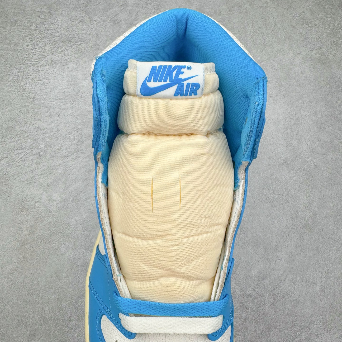 图片[5]-＃KZ神版莞产 Air Jordan AJ1 Retro 复刻北卡蓝 DZ5485-402 外贸特供批次 终端控货优势输出 新配色不断更新开发 市场中端王者 全套原纸板楦头开发 确保原汁原味 完美呈现一代版型 一比一鞋头弧度高度鞋身弧度 此版本只针对中端市场 细节品控鞋型随意秒杀市面同价位 鞋型完美 不臃肿别扭 头层皮料加持 用料绝不含糊 进口玻璃冲刀皮料裁剪零毛边 电脑针车工艺 超高鞋面清洁度 最高QC检验标准 控制溢胶瑕疵 原盒原配 飞翼3D高频深度立体 工艺方面大到整体鞋型 漏斗收腰 底线拉帮 LOGO立体程度 小到针眼排布 载片对称 冲孔效果 鞋标规范 鞋垫背胶等等 无一不是口碑收割 每双都是一个回头客 尺码：36 36.5 37.5 38 38.5 39 40 40.5 41 42 42.5 43 44 44.5 45 46 47.5-选品中心