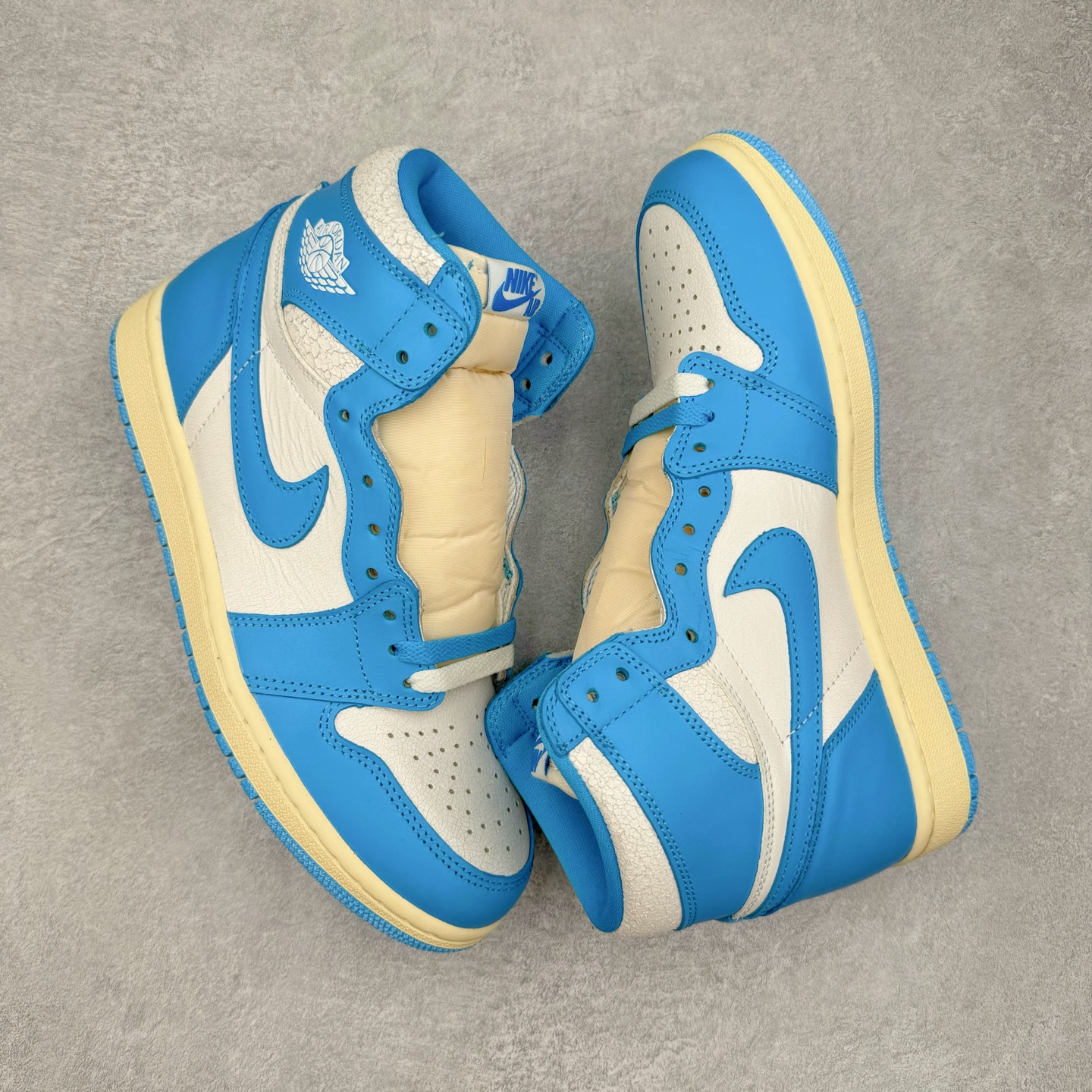 图片[3]-＃KZ神版莞产 Air Jordan AJ1 Retro 复刻北卡蓝 DZ5485-402 外贸特供批次 终端控货优势输出 新配色不断更新开发 市场中端王者 全套原纸板楦头开发 确保原汁原味 完美呈现一代版型 一比一鞋头弧度高度鞋身弧度 此版本只针对中端市场 细节品控鞋型随意秒杀市面同价位 鞋型完美 不臃肿别扭 头层皮料加持 用料绝不含糊 进口玻璃冲刀皮料裁剪零毛边 电脑针车工艺 超高鞋面清洁度 最高QC检验标准 控制溢胶瑕疵 原盒原配 飞翼3D高频深度立体 工艺方面大到整体鞋型 漏斗收腰 底线拉帮 LOGO立体程度 小到针眼排布 载片对称 冲孔效果 鞋标规范 鞋垫背胶等等 无一不是口碑收割 每双都是一个回头客 尺码：36 36.5 37.5 38 38.5 39 40 40.5 41 42 42.5 43 44 44.5 45 46 47.5-选品中心