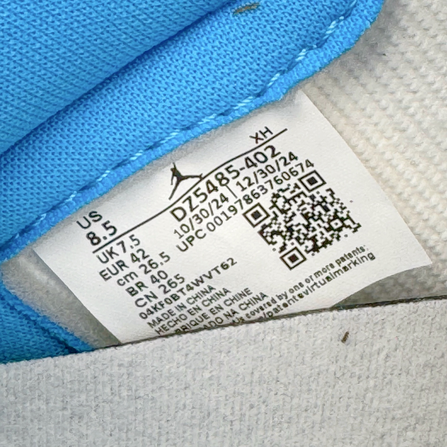 图片[12]-＃KZ神版莞产 Air Jordan AJ1 Retro 复刻北卡蓝 DZ5485-402 外贸特供批次 终端控货优势输出 新配色不断更新开发 市场中端王者 全套原纸板楦头开发 确保原汁原味 完美呈现一代版型 一比一鞋头弧度高度鞋身弧度 此版本只针对中端市场 细节品控鞋型随意秒杀市面同价位 鞋型完美 不臃肿别扭 头层皮料加持 用料绝不含糊 进口玻璃冲刀皮料裁剪零毛边 电脑针车工艺 超高鞋面清洁度 最高QC检验标准 控制溢胶瑕疵 原盒原配 飞翼3D高频深度立体 工艺方面大到整体鞋型 漏斗收腰 底线拉帮 LOGO立体程度 小到针眼排布 载片对称 冲孔效果 鞋标规范 鞋垫背胶等等 无一不是口碑收割 每双都是一个回头客 尺码：36 36.5 37.5 38 38.5 39 40 40.5 41 42 42.5 43 44 44.5 45 46 47.5-选品中心