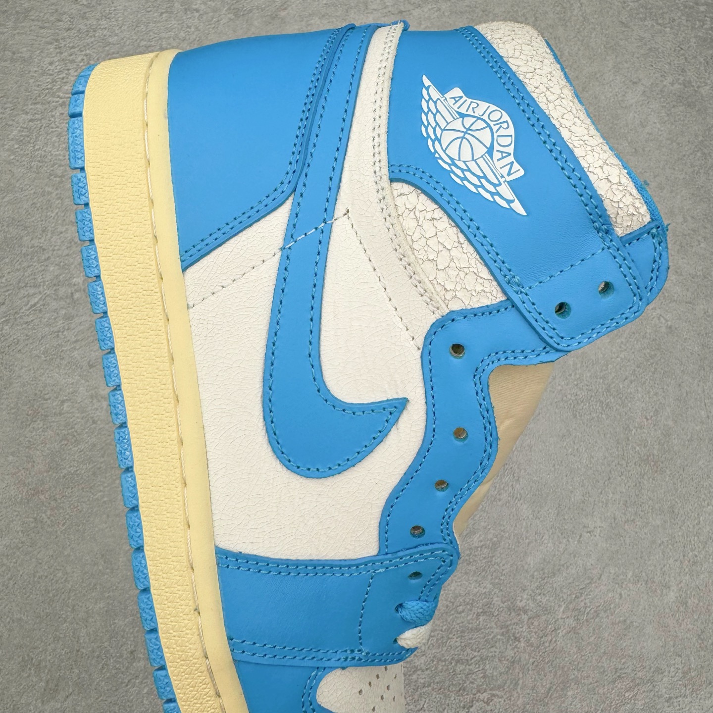 图片[6]-＃KZ神版莞产 Air Jordan AJ1 Retro 复刻北卡蓝 DZ5485-402 外贸特供批次 终端控货优势输出 新配色不断更新开发 市场中端王者 全套原纸板楦头开发 确保原汁原味 完美呈现一代版型 一比一鞋头弧度高度鞋身弧度 此版本只针对中端市场 细节品控鞋型随意秒杀市面同价位 鞋型完美 不臃肿别扭 头层皮料加持 用料绝不含糊 进口玻璃冲刀皮料裁剪零毛边 电脑针车工艺 超高鞋面清洁度 最高QC检验标准 控制溢胶瑕疵 原盒原配 飞翼3D高频深度立体 工艺方面大到整体鞋型 漏斗收腰 底线拉帮 LOGO立体程度 小到针眼排布 载片对称 冲孔效果 鞋标规范 鞋垫背胶等等 无一不是口碑收割 每双都是一个回头客 尺码：36 36.5 37.5 38 38.5 39 40 40.5 41 42 42.5 43 44 44.5 45 46 47.5-选品中心