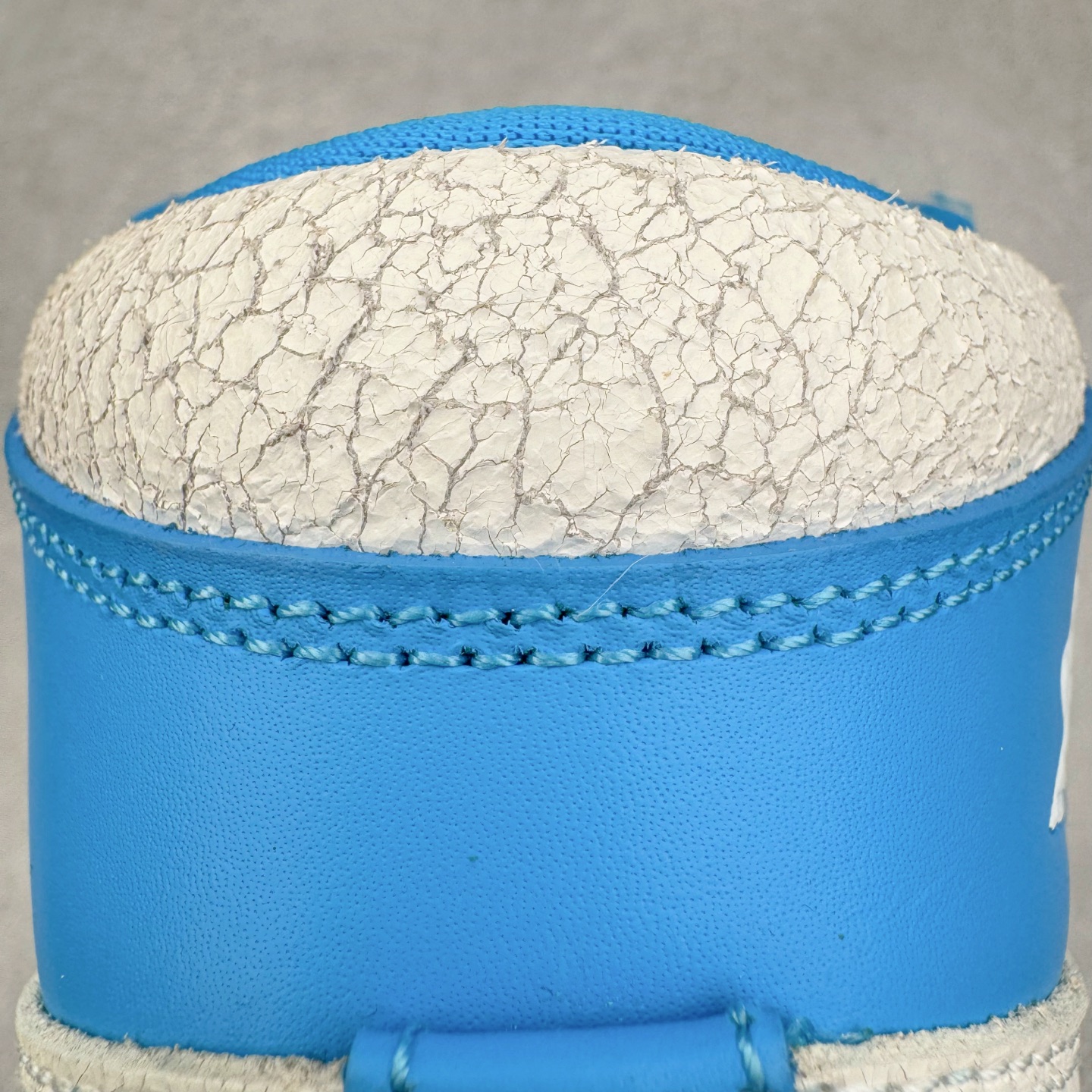 图片[13]-＃KZ神版莞产 Air Jordan AJ1 Retro 复刻北卡蓝 DZ5485-402 外贸特供批次 终端控货优势输出 新配色不断更新开发 市场中端王者 全套原纸板楦头开发 确保原汁原味 完美呈现一代版型 一比一鞋头弧度高度鞋身弧度 此版本只针对中端市场 细节品控鞋型随意秒杀市面同价位 鞋型完美 不臃肿别扭 头层皮料加持 用料绝不含糊 进口玻璃冲刀皮料裁剪零毛边 电脑针车工艺 超高鞋面清洁度 最高QC检验标准 控制溢胶瑕疵 原盒原配 飞翼3D高频深度立体 工艺方面大到整体鞋型 漏斗收腰 底线拉帮 LOGO立体程度 小到针眼排布 载片对称 冲孔效果 鞋标规范 鞋垫背胶等等 无一不是口碑收割 每双都是一个回头客 尺码：36 36.5 37.5 38 38.5 39 40 40.5 41 42 42.5 43 44 44.5 45 46 47.5-选品中心