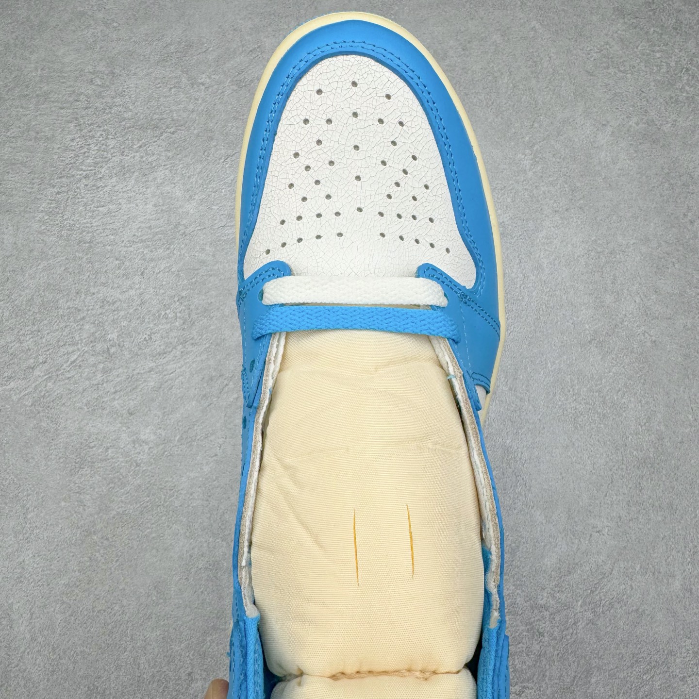 图片[4]-＃KZ神版莞产 Air Jordan AJ1 Retro 复刻北卡蓝 DZ5485-402 外贸特供批次 终端控货优势输出 新配色不断更新开发 市场中端王者 全套原纸板楦头开发 确保原汁原味 完美呈现一代版型 一比一鞋头弧度高度鞋身弧度 此版本只针对中端市场 细节品控鞋型随意秒杀市面同价位 鞋型完美 不臃肿别扭 头层皮料加持 用料绝不含糊 进口玻璃冲刀皮料裁剪零毛边 电脑针车工艺 超高鞋面清洁度 最高QC检验标准 控制溢胶瑕疵 原盒原配 飞翼3D高频深度立体 工艺方面大到整体鞋型 漏斗收腰 底线拉帮 LOGO立体程度 小到针眼排布 载片对称 冲孔效果 鞋标规范 鞋垫背胶等等 无一不是口碑收割 每双都是一个回头客 尺码：36 36.5 37.5 38 38.5 39 40 40.5 41 42 42.5 43 44 44.5 45 46 47.5-选品中心