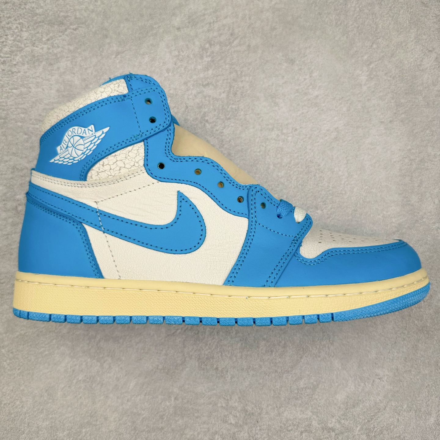 ＃KZ神版莞产 Air Jordan AJ1 Retro 复刻北卡蓝 DZ5485-402 外贸特供批次 终端控货优势输出 新配色不断更新开发 市场中端王者 全套原纸板楦头开发 确保原汁原味 完美呈现一代版型 一比一鞋头弧度高度鞋身弧度 此版本只针对中端市场 细节品控鞋型随意秒杀市面同价位 鞋型完美 不臃肿别扭 头层皮料加持 用料绝不含糊 进口玻璃冲刀皮料裁剪零毛边 电脑针车工艺 超高鞋面清洁度 最高QC检验标准 控制溢胶瑕疵 原盒原配 飞翼3D高频深度立体 工艺方面大到整体鞋型 漏斗收腰 底线拉帮 LOGO立体程度 小到针眼排布 载片对称 冲孔效果 鞋标规范 鞋垫背胶等等 无一不是口碑收割 每双都是一个回头客 尺码：36 36.5 37.5 38 38.5 39 40 40.5 41 42 42.5 43 44 44.5 45 46 47.5-选品中心