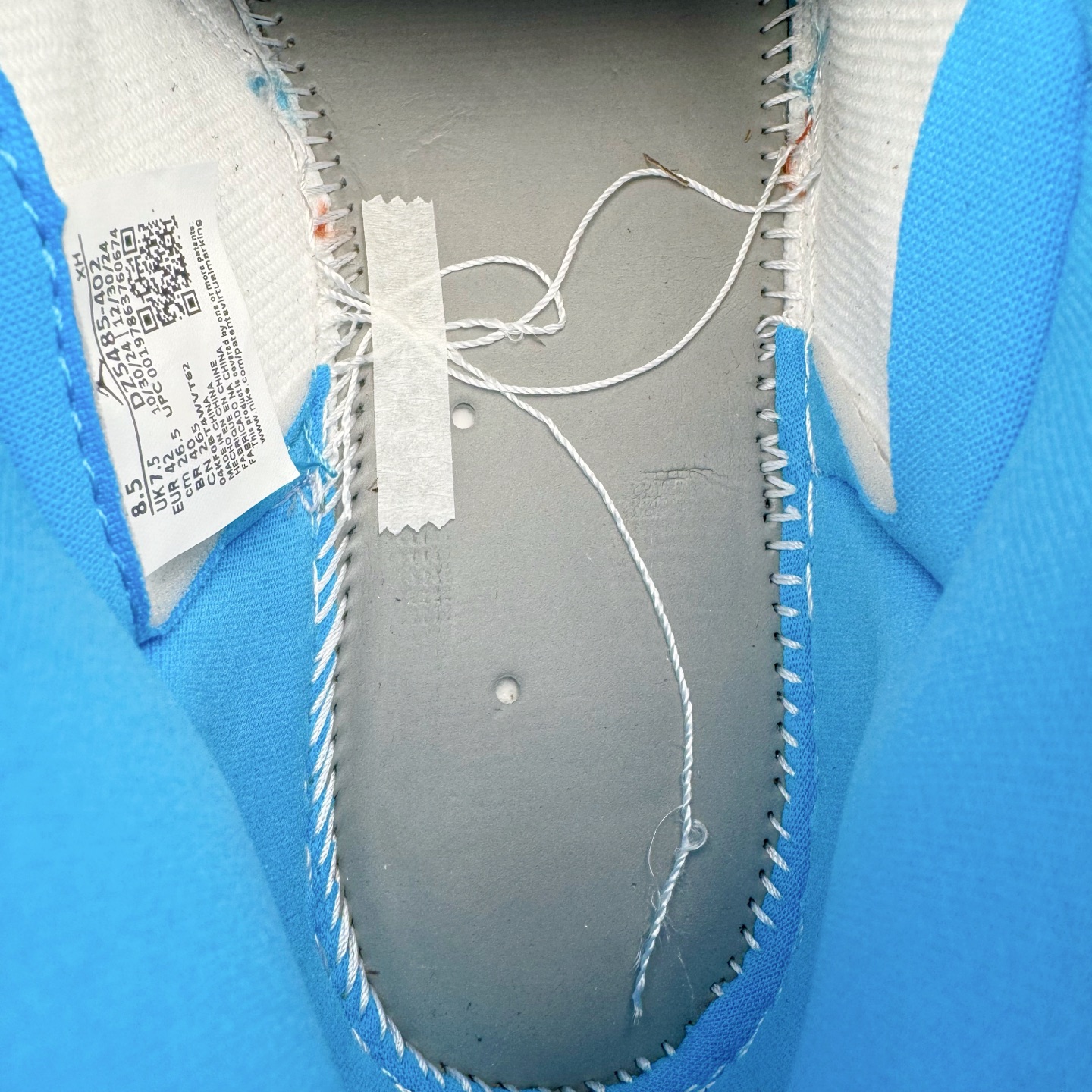 图片[11]-＃KZ神版莞产 Air Jordan AJ1 Retro 复刻北卡蓝 DZ5485-402 外贸特供批次 终端控货优势输出 新配色不断更新开发 市场中端王者 全套原纸板楦头开发 确保原汁原味 完美呈现一代版型 一比一鞋头弧度高度鞋身弧度 此版本只针对中端市场 细节品控鞋型随意秒杀市面同价位 鞋型完美 不臃肿别扭 头层皮料加持 用料绝不含糊 进口玻璃冲刀皮料裁剪零毛边 电脑针车工艺 超高鞋面清洁度 最高QC检验标准 控制溢胶瑕疵 原盒原配 飞翼3D高频深度立体 工艺方面大到整体鞋型 漏斗收腰 底线拉帮 LOGO立体程度 小到针眼排布 载片对称 冲孔效果 鞋标规范 鞋垫背胶等等 无一不是口碑收割 每双都是一个回头客 尺码：36 36.5 37.5 38 38.5 39 40 40.5 41 42 42.5 43 44 44.5 45 46 47.5-选品中心