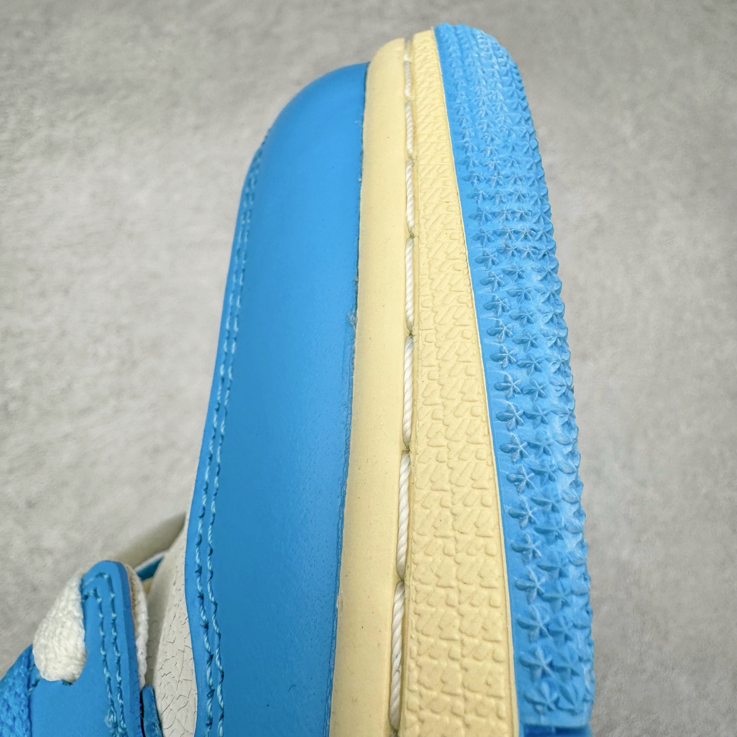 图片[10]-＃KZ神版莞产 Air Jordan AJ1 Retro 复刻北卡蓝 DZ5485-402 外贸特供批次 终端控货优势输出 新配色不断更新开发 市场中端王者 全套原纸板楦头开发 确保原汁原味 完美呈现一代版型 一比一鞋头弧度高度鞋身弧度 此版本只针对中端市场 细节品控鞋型随意秒杀市面同价位 鞋型完美 不臃肿别扭 头层皮料加持 用料绝不含糊 进口玻璃冲刀皮料裁剪零毛边 电脑针车工艺 超高鞋面清洁度 最高QC检验标准 控制溢胶瑕疵 原盒原配 飞翼3D高频深度立体 工艺方面大到整体鞋型 漏斗收腰 底线拉帮 LOGO立体程度 小到针眼排布 载片对称 冲孔效果 鞋标规范 鞋垫背胶等等 无一不是口碑收割 每双都是一个回头客 尺码：36 36.5 37.5 38 38.5 39 40 40.5 41 42 42.5 43 44 44.5 45 46 47.5-选品中心