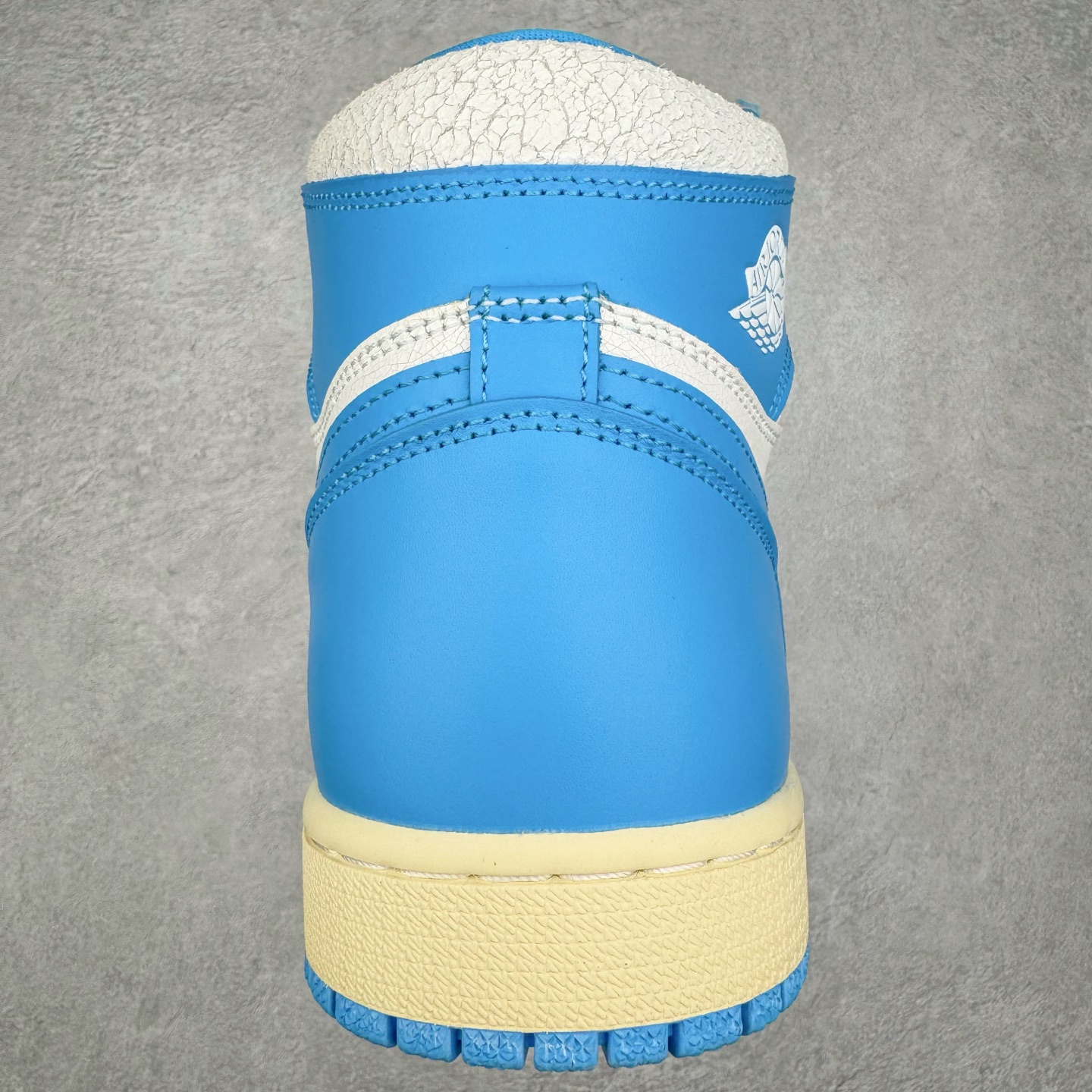 图片[8]-＃KZ神版莞产 Air Jordan AJ1 Retro 复刻北卡蓝 DZ5485-402 外贸特供批次 终端控货优势输出 新配色不断更新开发 市场中端王者 全套原纸板楦头开发 确保原汁原味 完美呈现一代版型 一比一鞋头弧度高度鞋身弧度 此版本只针对中端市场 细节品控鞋型随意秒杀市面同价位 鞋型完美 不臃肿别扭 头层皮料加持 用料绝不含糊 进口玻璃冲刀皮料裁剪零毛边 电脑针车工艺 超高鞋面清洁度 最高QC检验标准 控制溢胶瑕疵 原盒原配 飞翼3D高频深度立体 工艺方面大到整体鞋型 漏斗收腰 底线拉帮 LOGO立体程度 小到针眼排布 载片对称 冲孔效果 鞋标规范 鞋垫背胶等等 无一不是口碑收割 每双都是一个回头客 尺码：36 36.5 37.5 38 38.5 39 40 40.5 41 42 42.5 43 44 44.5 45 46 47.5-选品中心