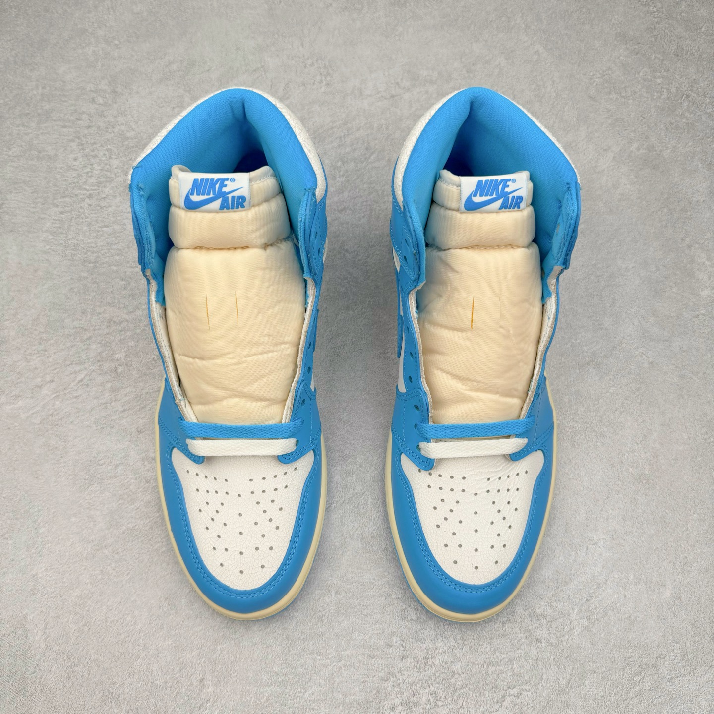 图片[2]-＃KZ神版莞产 Air Jordan AJ1 Retro 复刻北卡蓝 DZ5485-402 外贸特供批次 终端控货优势输出 新配色不断更新开发 市场中端王者 全套原纸板楦头开发 确保原汁原味 完美呈现一代版型 一比一鞋头弧度高度鞋身弧度 此版本只针对中端市场 细节品控鞋型随意秒杀市面同价位 鞋型完美 不臃肿别扭 头层皮料加持 用料绝不含糊 进口玻璃冲刀皮料裁剪零毛边 电脑针车工艺 超高鞋面清洁度 最高QC检验标准 控制溢胶瑕疵 原盒原配 飞翼3D高频深度立体 工艺方面大到整体鞋型 漏斗收腰 底线拉帮 LOGO立体程度 小到针眼排布 载片对称 冲孔效果 鞋标规范 鞋垫背胶等等 无一不是口碑收割 每双都是一个回头客 尺码：36 36.5 37.5 38 38.5 39 40 40.5 41 42 42.5 43 44 44.5 45 46 47.5-选品中心