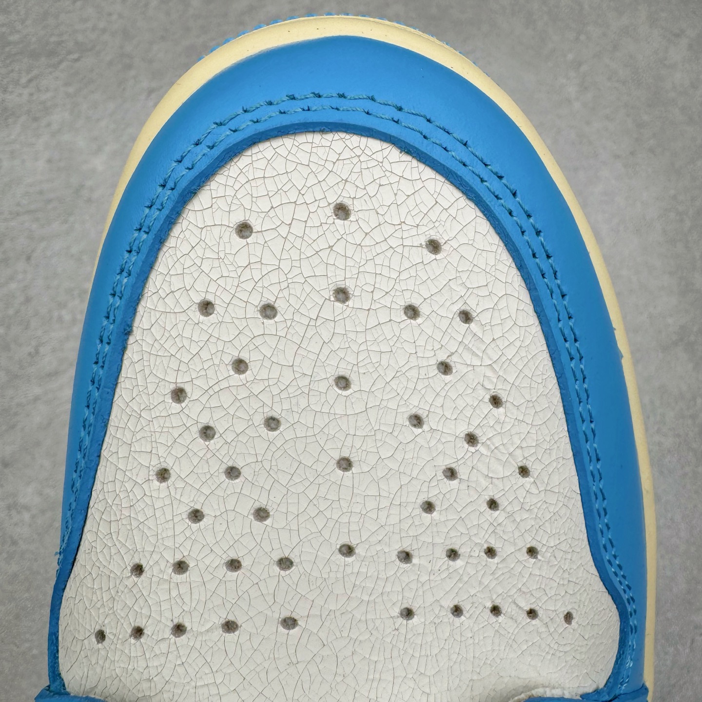 图片[15]-＃KZ神版莞产 Air Jordan AJ1 Retro 复刻北卡蓝 DZ5485-402 外贸特供批次 终端控货优势输出 新配色不断更新开发 市场中端王者 全套原纸板楦头开发 确保原汁原味 完美呈现一代版型 一比一鞋头弧度高度鞋身弧度 此版本只针对中端市场 细节品控鞋型随意秒杀市面同价位 鞋型完美 不臃肿别扭 头层皮料加持 用料绝不含糊 进口玻璃冲刀皮料裁剪零毛边 电脑针车工艺 超高鞋面清洁度 最高QC检验标准 控制溢胶瑕疵 原盒原配 飞翼3D高频深度立体 工艺方面大到整体鞋型 漏斗收腰 底线拉帮 LOGO立体程度 小到针眼排布 载片对称 冲孔效果 鞋标规范 鞋垫背胶等等 无一不是口碑收割 每双都是一个回头客 尺码：36 36.5 37.5 38 38.5 39 40 40.5 41 42 42.5 43 44 44.5 45 46 47.5-选品中心