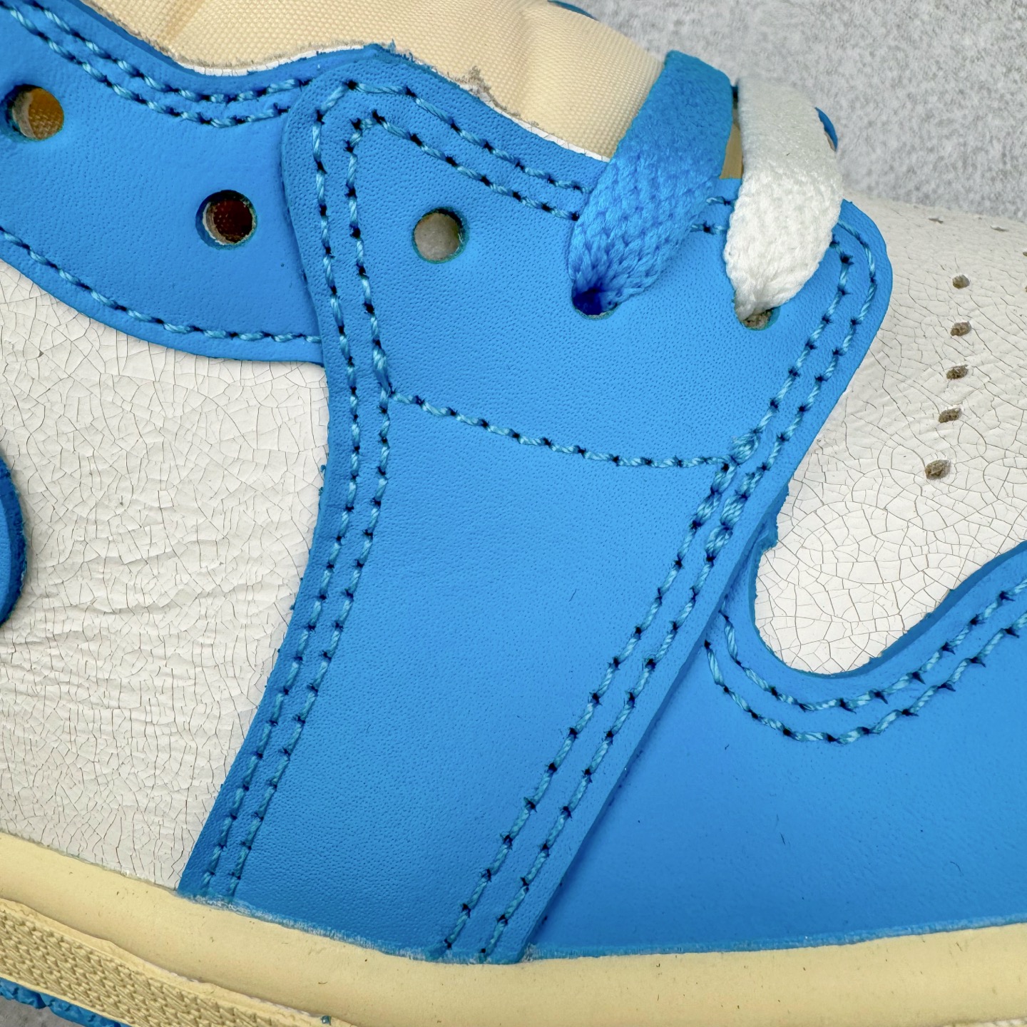 图片[16]-＃KZ神版莞产 Air Jordan AJ1 Retro 复刻北卡蓝 DZ5485-402 外贸特供批次 终端控货优势输出 新配色不断更新开发 市场中端王者 全套原纸板楦头开发 确保原汁原味 完美呈现一代版型 一比一鞋头弧度高度鞋身弧度 此版本只针对中端市场 细节品控鞋型随意秒杀市面同价位 鞋型完美 不臃肿别扭 头层皮料加持 用料绝不含糊 进口玻璃冲刀皮料裁剪零毛边 电脑针车工艺 超高鞋面清洁度 最高QC检验标准 控制溢胶瑕疵 原盒原配 飞翼3D高频深度立体 工艺方面大到整体鞋型 漏斗收腰 底线拉帮 LOGO立体程度 小到针眼排布 载片对称 冲孔效果 鞋标规范 鞋垫背胶等等 无一不是口碑收割 每双都是一个回头客 尺码：36 36.5 37.5 38 38.5 39 40 40.5 41 42 42.5 43 44 44.5 45 46 47.5-选品中心