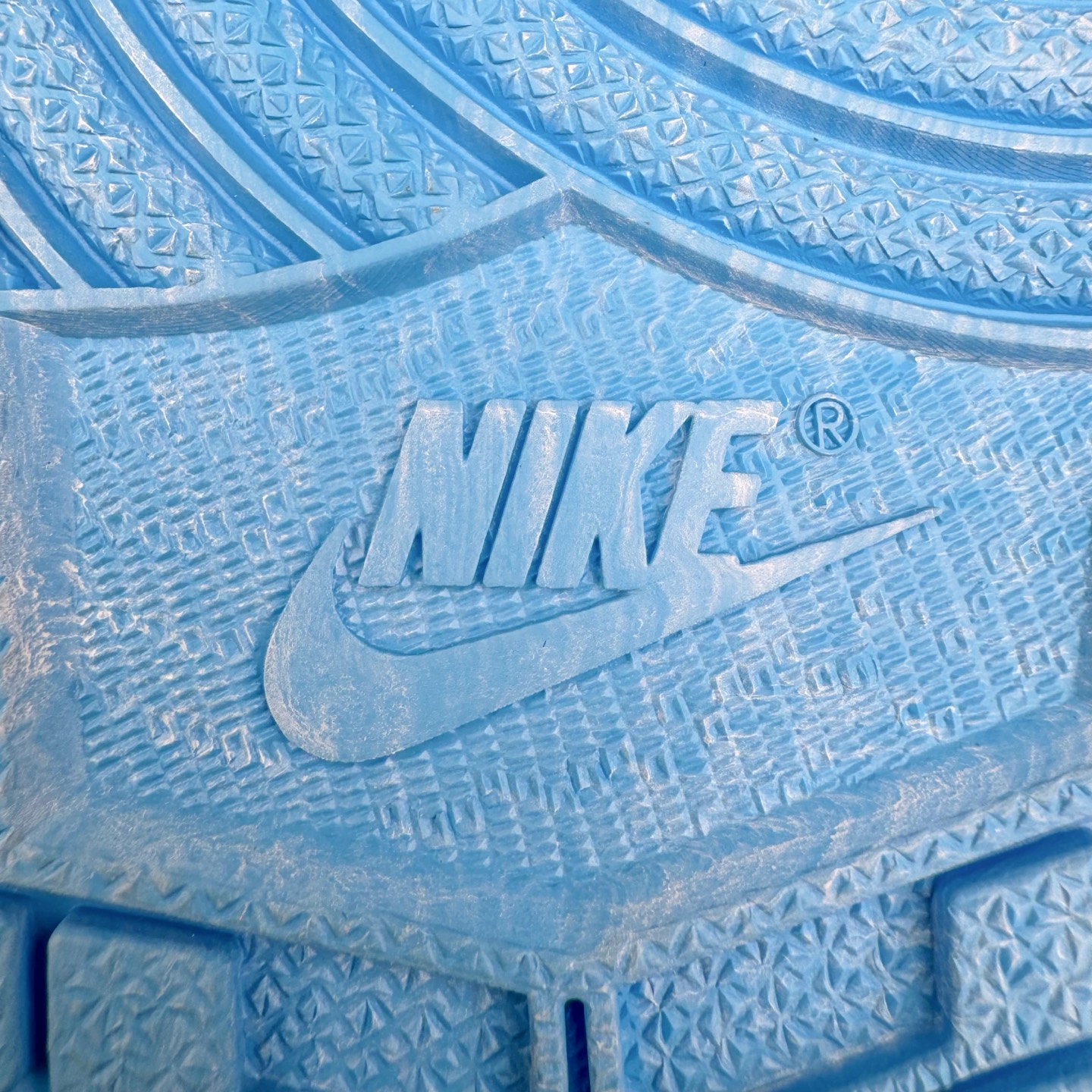 图片[20]-＃KZ神版莞产 Air Jordan AJ1 Retro 复刻北卡蓝 DZ5485-402 外贸特供批次 终端控货优势输出 新配色不断更新开发 市场中端王者 全套原纸板楦头开发 确保原汁原味 完美呈现一代版型 一比一鞋头弧度高度鞋身弧度 此版本只针对中端市场 细节品控鞋型随意秒杀市面同价位 鞋型完美 不臃肿别扭 头层皮料加持 用料绝不含糊 进口玻璃冲刀皮料裁剪零毛边 电脑针车工艺 超高鞋面清洁度 最高QC检验标准 控制溢胶瑕疵 原盒原配 飞翼3D高频深度立体 工艺方面大到整体鞋型 漏斗收腰 底线拉帮 LOGO立体程度 小到针眼排布 载片对称 冲孔效果 鞋标规范 鞋垫背胶等等 无一不是口碑收割 每双都是一个回头客 尺码：36 36.5 37.5 38 38.5 39 40 40.5 41 42 42.5 43 44 44.5 45 46 47.5-选品中心