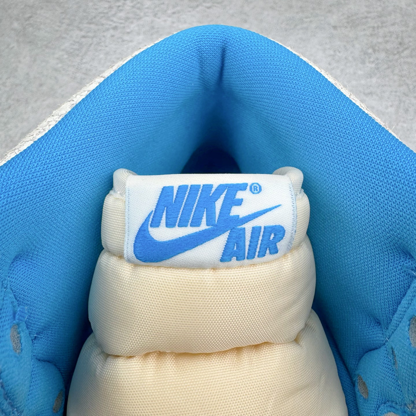 图片[14]-＃KZ神版莞产 Air Jordan AJ1 Retro 复刻北卡蓝 DZ5485-402 外贸特供批次 终端控货优势输出 新配色不断更新开发 市场中端王者 全套原纸板楦头开发 确保原汁原味 完美呈现一代版型 一比一鞋头弧度高度鞋身弧度 此版本只针对中端市场 细节品控鞋型随意秒杀市面同价位 鞋型完美 不臃肿别扭 头层皮料加持 用料绝不含糊 进口玻璃冲刀皮料裁剪零毛边 电脑针车工艺 超高鞋面清洁度 最高QC检验标准 控制溢胶瑕疵 原盒原配 飞翼3D高频深度立体 工艺方面大到整体鞋型 漏斗收腰 底线拉帮 LOGO立体程度 小到针眼排布 载片对称 冲孔效果 鞋标规范 鞋垫背胶等等 无一不是口碑收割 每双都是一个回头客 尺码：36 36.5 37.5 38 38.5 39 40 40.5 41 42 42.5 43 44 44.5 45 46 47.5-选品中心