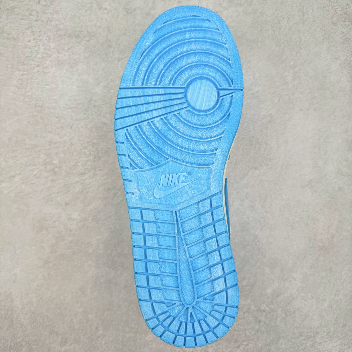 图片[9]-＃KZ神版莞产 Air Jordan AJ1 Retro 复刻北卡蓝 DZ5485-402 外贸特供批次 终端控货优势输出 新配色不断更新开发 市场中端王者 全套原纸板楦头开发 确保原汁原味 完美呈现一代版型 一比一鞋头弧度高度鞋身弧度 此版本只针对中端市场 细节品控鞋型随意秒杀市面同价位 鞋型完美 不臃肿别扭 头层皮料加持 用料绝不含糊 进口玻璃冲刀皮料裁剪零毛边 电脑针车工艺 超高鞋面清洁度 最高QC检验标准 控制溢胶瑕疵 原盒原配 飞翼3D高频深度立体 工艺方面大到整体鞋型 漏斗收腰 底线拉帮 LOGO立体程度 小到针眼排布 载片对称 冲孔效果 鞋标规范 鞋垫背胶等等 无一不是口碑收割 每双都是一个回头客 尺码：36 36.5 37.5 38 38.5 39 40 40.5 41 42 42.5 43 44 44.5 45 46 47.5-选品中心