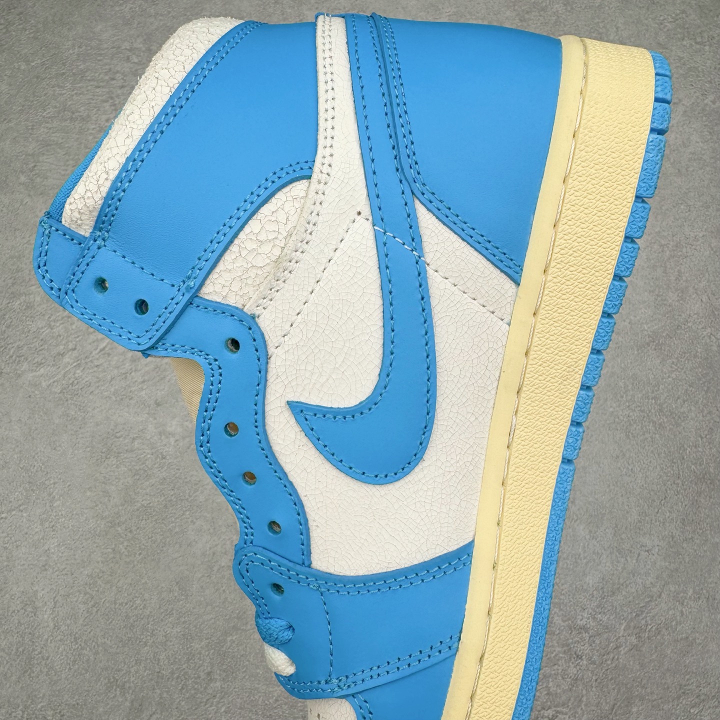图片[7]-＃KZ神版莞产 Air Jordan AJ1 Retro 复刻北卡蓝 DZ5485-402 外贸特供批次 终端控货优势输出 新配色不断更新开发 市场中端王者 全套原纸板楦头开发 确保原汁原味 完美呈现一代版型 一比一鞋头弧度高度鞋身弧度 此版本只针对中端市场 细节品控鞋型随意秒杀市面同价位 鞋型完美 不臃肿别扭 头层皮料加持 用料绝不含糊 进口玻璃冲刀皮料裁剪零毛边 电脑针车工艺 超高鞋面清洁度 最高QC检验标准 控制溢胶瑕疵 原盒原配 飞翼3D高频深度立体 工艺方面大到整体鞋型 漏斗收腰 底线拉帮 LOGO立体程度 小到针眼排布 载片对称 冲孔效果 鞋标规范 鞋垫背胶等等 无一不是口碑收割 每双都是一个回头客 尺码：36 36.5 37.5 38 38.5 39 40 40.5 41 42 42.5 43 44 44.5 45 46 47.5-选品中心