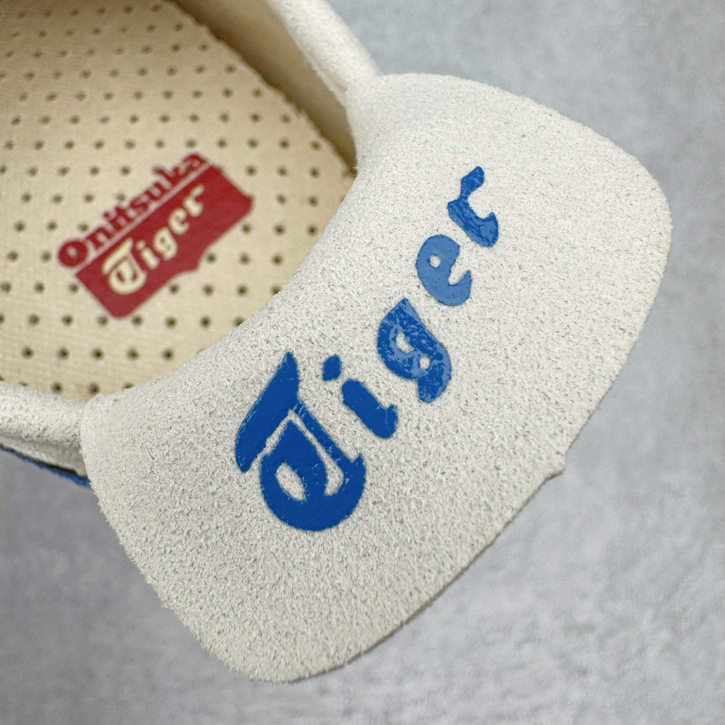 图片[15]-＃HK纯原 Asics Onitsuka Tiger MEXICO 66 亚瑟士鬼冢虎复古经典板鞋 市场最强版本 原厂牛津布加持 海外订单工厂出品 超成熟稳定的做工品控 原装全套纸板楦头开发 原汁原味 完美呈现版型 私模正确鞋底咬花纹路 一比一鞋头弧度高度鞋身弧度 绝不口嗨 细节品控鞋型随意秒杀市面 原档咬花纹路私模大底 一个单元有六个三角形 总体形拼接呈现花瓣状 官方四联吊牌 原装Ortholite轻量化鞋垫 原盒原配 质保卡 说明书 钢印防尘纸 纸板中底带钢印 乳胶组合鞋垫 支持全方位的对比专柜 产品从款式颜色造型上体现出追求舒适和细节的完美 鞋类更是推崇手工制作的严谨与完美 融舒适性与可穿性的设计风格 注重细节的完美和别致魅力 既保持稳重 又不失轻松的时尚感 尺码：36 37 37.5 38 39 39.5 40 40.5 41.5 42 42.5 43.5 44 45 46-选品中心