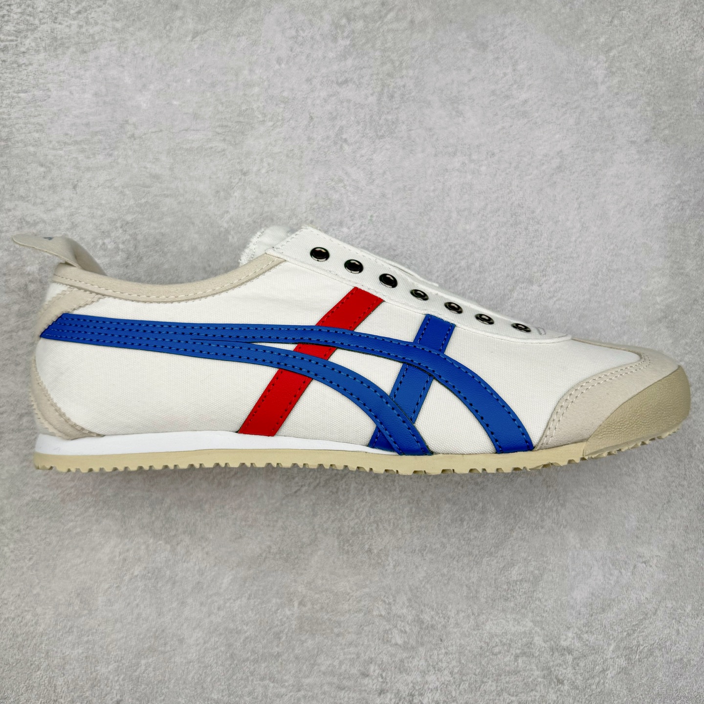 ＃HK纯原 Asics Onitsuka Tiger MEXICO 66 亚瑟士鬼冢虎复古经典板鞋 市场最强版本 原厂牛津布加持 海外订单工厂出品 超成熟稳定的做工品控 原装全套纸板楦头开发 原汁原味 完美呈现版型 私模正确鞋底咬花纹路 一比一鞋头弧度高度鞋身弧度 绝不口嗨 细节品控鞋型随意秒杀市面 原档咬花纹路私模大底 一个单元有六个三角形 总体形拼接呈现花瓣状 官方四联吊牌 原装Ortholite轻量化鞋垫 原盒原配 质保卡 说明书 钢印防尘纸 纸板中底带钢印 乳胶组合鞋垫 支持全方位的对比专柜 产品从款式颜色造型上体现出追求舒适和细节的完美 鞋类更是推崇手工制作的严谨与完美 融舒适性与可穿性的设计风格 注重细节的完美和别致魅力 既保持稳重 又不失轻松的时尚感 尺码：36 37 37.5 38 39 39.5 40 40.5 41.5 42 42.5 43.5 44 45 46-选品中心