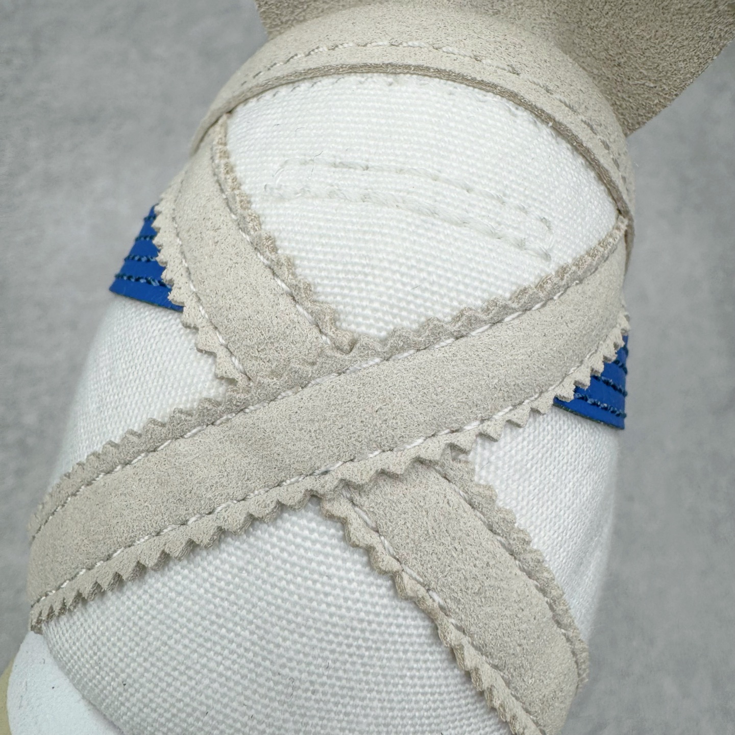 图片[16]-＃HK纯原 Asics Onitsuka Tiger MEXICO 66 亚瑟士鬼冢虎复古经典板鞋 市场最强版本 原厂牛津布加持 海外订单工厂出品 超成熟稳定的做工品控 原装全套纸板楦头开发 原汁原味 完美呈现版型 私模正确鞋底咬花纹路 一比一鞋头弧度高度鞋身弧度 绝不口嗨 细节品控鞋型随意秒杀市面 原档咬花纹路私模大底 一个单元有六个三角形 总体形拼接呈现花瓣状 官方四联吊牌 原装Ortholite轻量化鞋垫 原盒原配 质保卡 说明书 钢印防尘纸 纸板中底带钢印 乳胶组合鞋垫 支持全方位的对比专柜 产品从款式颜色造型上体现出追求舒适和细节的完美 鞋类更是推崇手工制作的严谨与完美 融舒适性与可穿性的设计风格 注重细节的完美和别致魅力 既保持稳重 又不失轻松的时尚感 尺码：36 37 37.5 38 39 39.5 40 40.5 41.5 42 42.5 43.5 44 45 46-选品中心