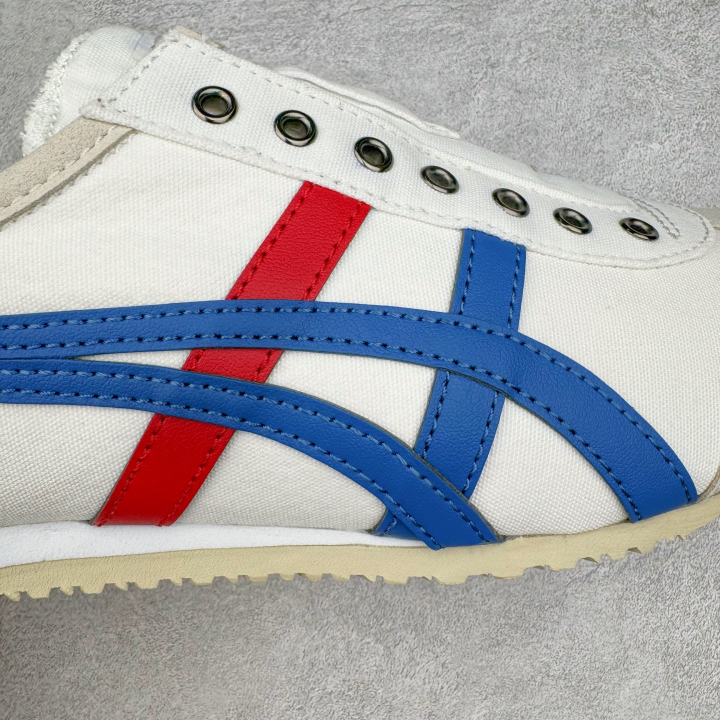 图片[17]-＃HK纯原 Asics Onitsuka Tiger MEXICO 66 亚瑟士鬼冢虎复古经典板鞋 市场最强版本 原厂牛津布加持 海外订单工厂出品 超成熟稳定的做工品控 原装全套纸板楦头开发 原汁原味 完美呈现版型 私模正确鞋底咬花纹路 一比一鞋头弧度高度鞋身弧度 绝不口嗨 细节品控鞋型随意秒杀市面 原档咬花纹路私模大底 一个单元有六个三角形 总体形拼接呈现花瓣状 官方四联吊牌 原装Ortholite轻量化鞋垫 原盒原配 质保卡 说明书 钢印防尘纸 纸板中底带钢印 乳胶组合鞋垫 支持全方位的对比专柜 产品从款式颜色造型上体现出追求舒适和细节的完美 鞋类更是推崇手工制作的严谨与完美 融舒适性与可穿性的设计风格 注重细节的完美和别致魅力 既保持稳重 又不失轻松的时尚感 尺码：36 37 37.5 38 39 39.5 40 40.5 41.5 42 42.5 43.5 44 45 46-选品中心