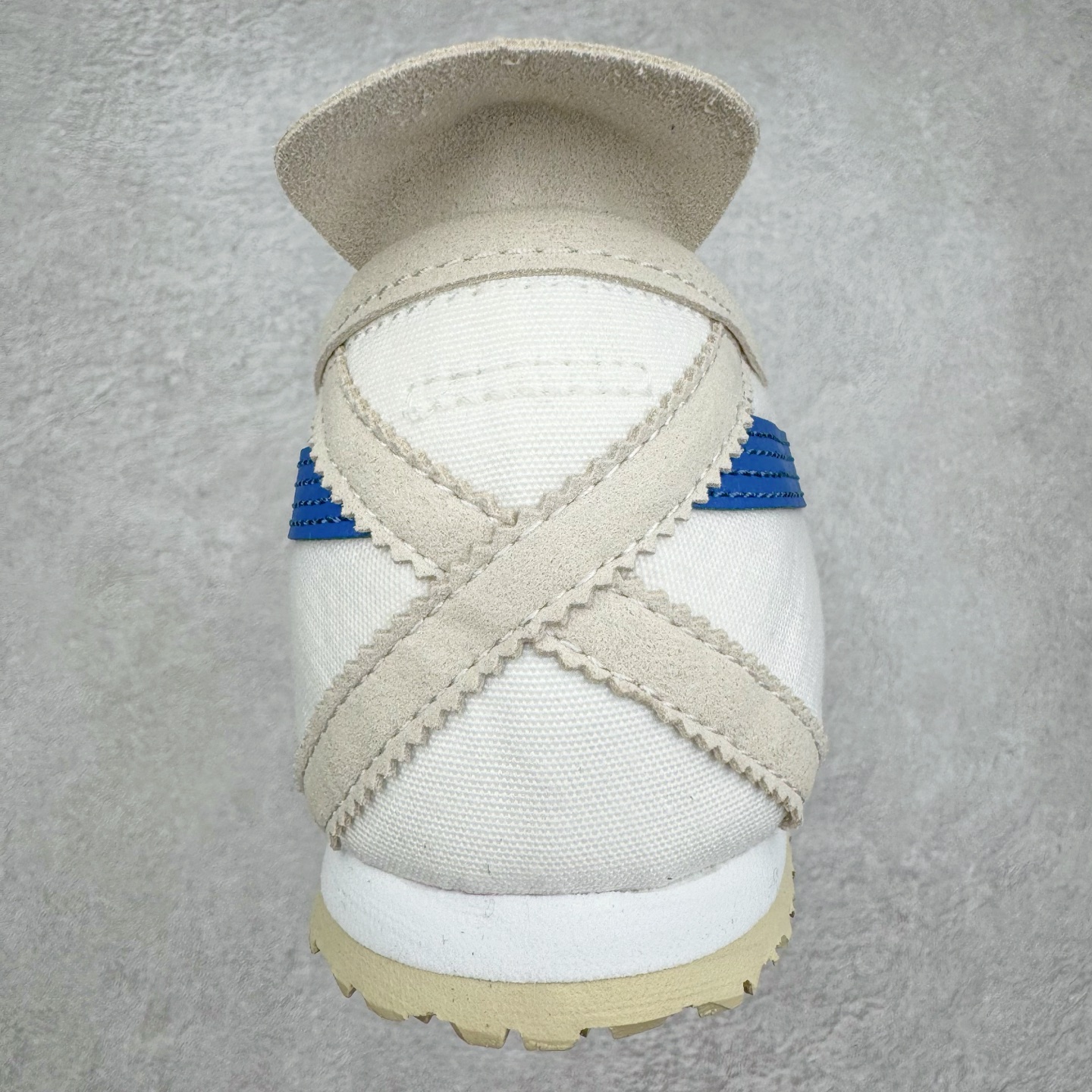 图片[8]-＃HK纯原 Asics Onitsuka Tiger MEXICO 66 亚瑟士鬼冢虎复古经典板鞋 市场最强版本 原厂牛津布加持 海外订单工厂出品 超成熟稳定的做工品控 原装全套纸板楦头开发 原汁原味 完美呈现版型 私模正确鞋底咬花纹路 一比一鞋头弧度高度鞋身弧度 绝不口嗨 细节品控鞋型随意秒杀市面 原档咬花纹路私模大底 一个单元有六个三角形 总体形拼接呈现花瓣状 官方四联吊牌 原装Ortholite轻量化鞋垫 原盒原配 质保卡 说明书 钢印防尘纸 纸板中底带钢印 乳胶组合鞋垫 支持全方位的对比专柜 产品从款式颜色造型上体现出追求舒适和细节的完美 鞋类更是推崇手工制作的严谨与完美 融舒适性与可穿性的设计风格 注重细节的完美和别致魅力 既保持稳重 又不失轻松的时尚感 尺码：36 37 37.5 38 39 39.5 40 40.5 41.5 42 42.5 43.5 44 45 46-选品中心