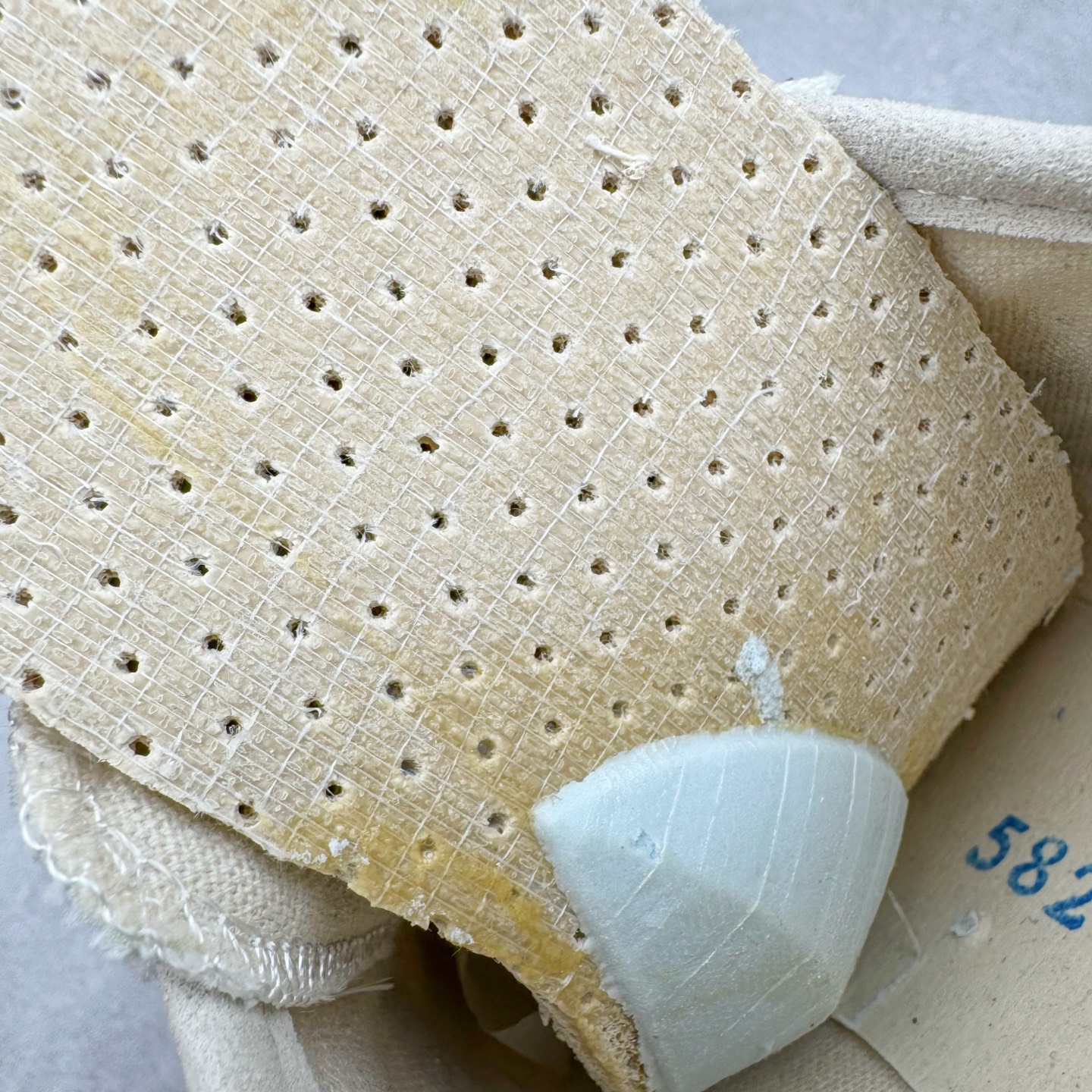 图片[11]-＃HK纯原 Asics Onitsuka Tiger MEXICO 66 亚瑟士鬼冢虎复古经典板鞋 市场最强版本 原厂牛津布加持 海外订单工厂出品 超成熟稳定的做工品控 原装全套纸板楦头开发 原汁原味 完美呈现版型 私模正确鞋底咬花纹路 一比一鞋头弧度高度鞋身弧度 绝不口嗨 细节品控鞋型随意秒杀市面 原档咬花纹路私模大底 一个单元有六个三角形 总体形拼接呈现花瓣状 官方四联吊牌 原装Ortholite轻量化鞋垫 原盒原配 质保卡 说明书 钢印防尘纸 纸板中底带钢印 乳胶组合鞋垫 支持全方位的对比专柜 产品从款式颜色造型上体现出追求舒适和细节的完美 鞋类更是推崇手工制作的严谨与完美 融舒适性与可穿性的设计风格 注重细节的完美和别致魅力 既保持稳重 又不失轻松的时尚感 尺码：36 37 37.5 38 39 39.5 40 40.5 41.5 42 42.5 43.5 44 45 46-选品中心