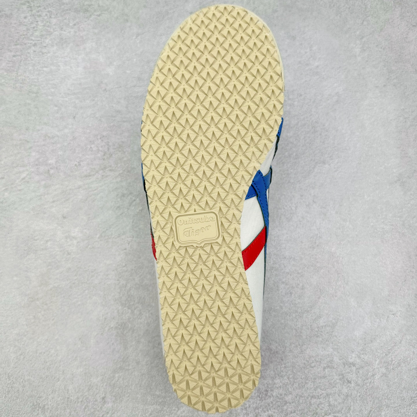 图片[9]-＃HK纯原 Asics Onitsuka Tiger MEXICO 66 亚瑟士鬼冢虎复古经典板鞋 市场最强版本 原厂牛津布加持 海外订单工厂出品 超成熟稳定的做工品控 原装全套纸板楦头开发 原汁原味 完美呈现版型 私模正确鞋底咬花纹路 一比一鞋头弧度高度鞋身弧度 绝不口嗨 细节品控鞋型随意秒杀市面 原档咬花纹路私模大底 一个单元有六个三角形 总体形拼接呈现花瓣状 官方四联吊牌 原装Ortholite轻量化鞋垫 原盒原配 质保卡 说明书 钢印防尘纸 纸板中底带钢印 乳胶组合鞋垫 支持全方位的对比专柜 产品从款式颜色造型上体现出追求舒适和细节的完美 鞋类更是推崇手工制作的严谨与完美 融舒适性与可穿性的设计风格 注重细节的完美和别致魅力 既保持稳重 又不失轻松的时尚感 尺码：36 37 37.5 38 39 39.5 40 40.5 41.5 42 42.5 43.5 44 45 46-选品中心