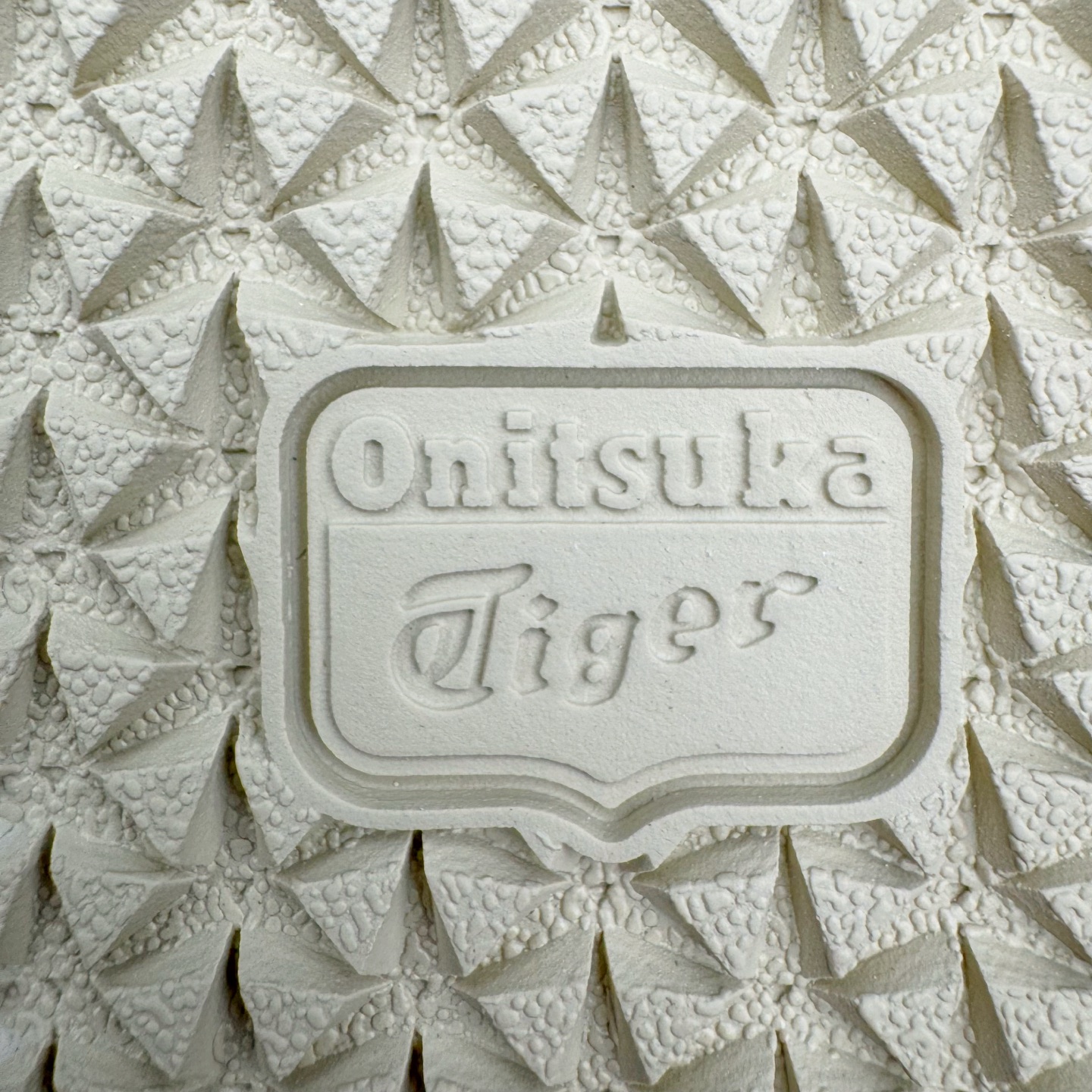 图片[19]-＃HK纯原 Asics Onitsuka Tiger MEXICO 66 亚瑟士鬼冢虎复古经典板鞋 市场最强版本 原厂牛津布加持 海外订单工厂出品 超成熟稳定的做工品控 原装全套纸板楦头开发 原汁原味 完美呈现版型 私模正确鞋底咬花纹路 一比一鞋头弧度高度鞋身弧度 绝不口嗨 细节品控鞋型随意秒杀市面 原档咬花纹路私模大底 一个单元有六个三角形 总体形拼接呈现花瓣状 官方四联吊牌 原装Ortholite轻量化鞋垫 原盒原配 质保卡 说明书 钢印防尘纸 纸板中底带钢印 乳胶组合鞋垫 支持全方位的对比专柜 产品从款式颜色造型上体现出追求舒适和细节的完美 鞋类更是推崇手工制作的严谨与完美 融舒适性与可穿性的设计风格 注重细节的完美和别致魅力 既保持稳重 又不失轻松的时尚感 尺码：36 37 37.5 38 39 39.5 40 40.5 41.5 42 42.5 43.5 44 45 46-选品中心