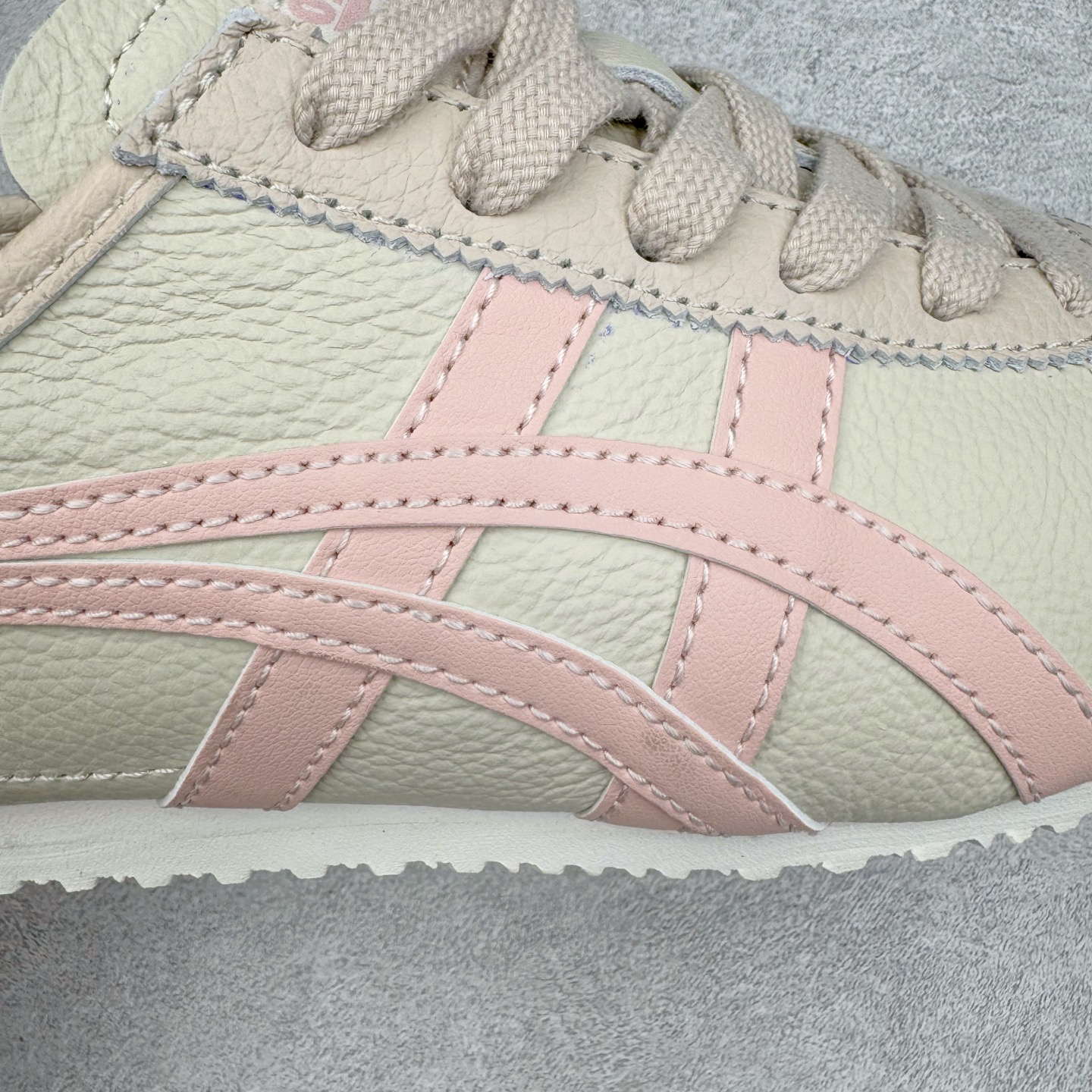 图片[18]-＃HK纯原 Asics Onitsuka Tiger MEXICO 66 亚瑟士鬼冢虎复古经典板鞋 市场最强版本 头层小羊皮加持 海外订单工厂出品 超成熟稳定的做工品控 原装全套纸板楦头开发 原汁原味 完美呈现版型 私模正确鞋底咬花纹路 一比一鞋头弧度高度鞋身弧度 绝不口嗨 细节品控鞋型随意秒杀市面 原档咬花纹路私模大底 一个单元有六个三角形 总体形拼接呈现花瓣状 官方四联吊牌 原装Ortholite轻量化鞋垫 原盒原配 质保卡 说明书 钢印防尘纸 纸板中底带钢印 乳胶组合鞋垫 支持全方位的对比专柜 产品从款式颜色造型上体现出追求舒适和细节的完美 鞋类更是推崇手工制作的严谨与完美 融舒适性与可穿性的设计风格 注重细节的完美和别致魅力 既保持稳重 又不失轻松的时尚感 尺码：36 37 37.5 38 39 39.5 40 40.5 41.5 42 42.5 43.5 44 45 46-选品中心