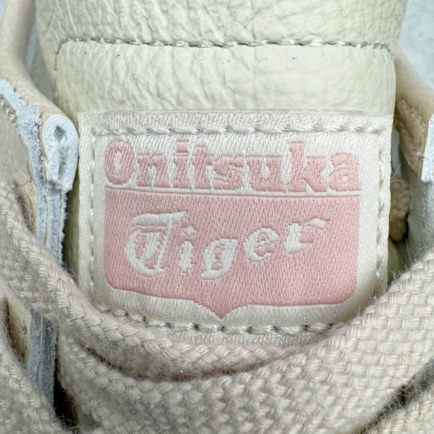 图片[19]-＃HK纯原 Asics Onitsuka Tiger MEXICO 66 亚瑟士鬼冢虎复古经典板鞋 市场最强版本 头层小羊皮加持 海外订单工厂出品 超成熟稳定的做工品控 原装全套纸板楦头开发 原汁原味 完美呈现版型 私模正确鞋底咬花纹路 一比一鞋头弧度高度鞋身弧度 绝不口嗨 细节品控鞋型随意秒杀市面 原档咬花纹路私模大底 一个单元有六个三角形 总体形拼接呈现花瓣状 官方四联吊牌 原装Ortholite轻量化鞋垫 原盒原配 质保卡 说明书 钢印防尘纸 纸板中底带钢印 乳胶组合鞋垫 支持全方位的对比专柜 产品从款式颜色造型上体现出追求舒适和细节的完美 鞋类更是推崇手工制作的严谨与完美 融舒适性与可穿性的设计风格 注重细节的完美和别致魅力 既保持稳重 又不失轻松的时尚感 尺码：36 37 37.5 38 39 39.5 40 40.5 41.5 42 42.5 43.5 44 45 46-选品中心