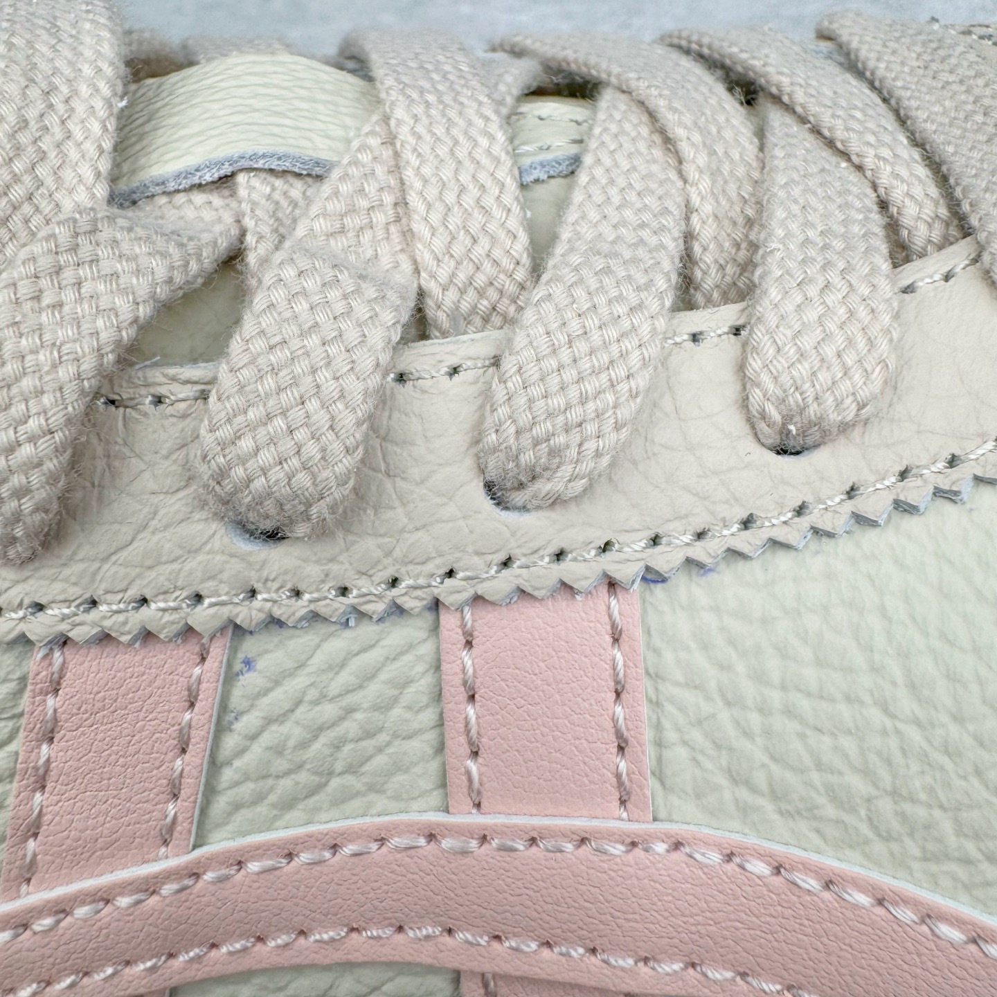 图片[17]-＃HK纯原 Asics Onitsuka Tiger MEXICO 66 亚瑟士鬼冢虎复古经典板鞋 市场最强版本 头层小羊皮加持 海外订单工厂出品 超成熟稳定的做工品控 原装全套纸板楦头开发 原汁原味 完美呈现版型 私模正确鞋底咬花纹路 一比一鞋头弧度高度鞋身弧度 绝不口嗨 细节品控鞋型随意秒杀市面 原档咬花纹路私模大底 一个单元有六个三角形 总体形拼接呈现花瓣状 官方四联吊牌 原装Ortholite轻量化鞋垫 原盒原配 质保卡 说明书 钢印防尘纸 纸板中底带钢印 乳胶组合鞋垫 支持全方位的对比专柜 产品从款式颜色造型上体现出追求舒适和细节的完美 鞋类更是推崇手工制作的严谨与完美 融舒适性与可穿性的设计风格 注重细节的完美和别致魅力 既保持稳重 又不失轻松的时尚感 尺码：36 37 37.5 38 39 39.5 40 40.5 41.5 42 42.5 43.5 44 45 46-选品中心