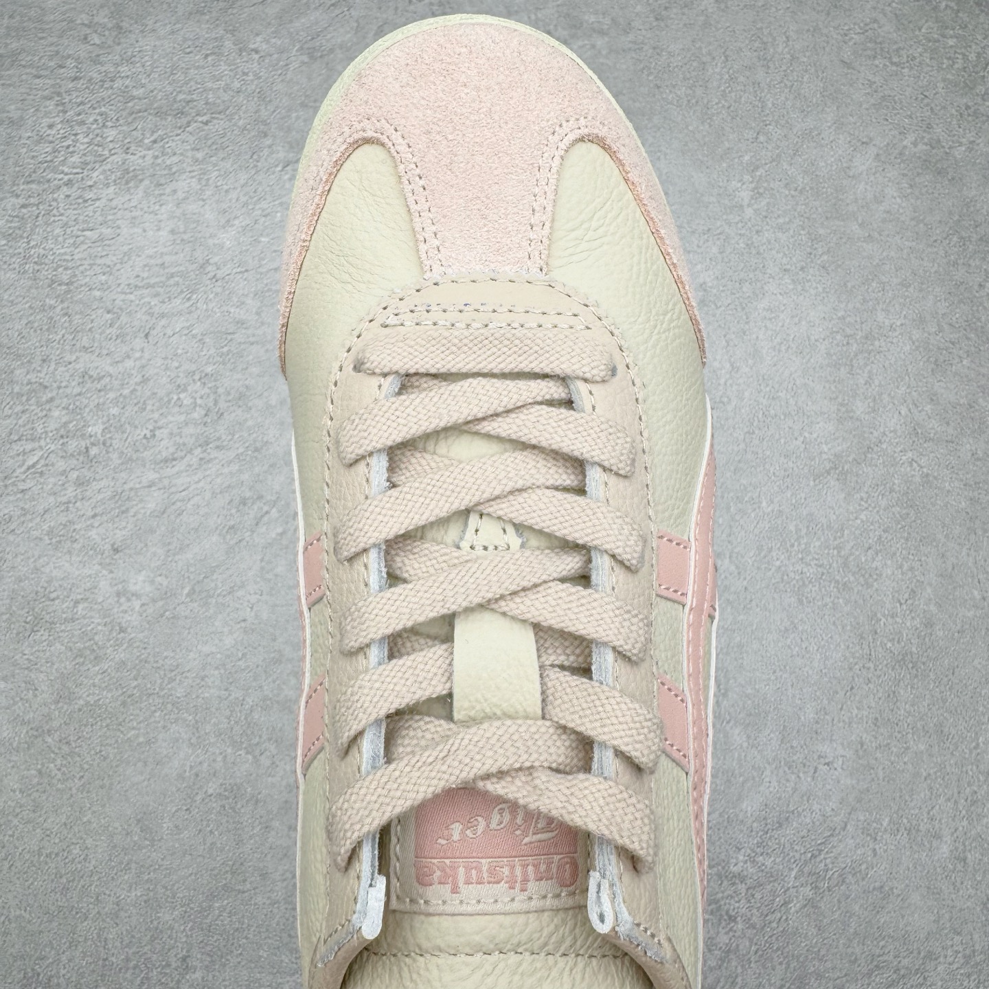 图片[4]-＃HK纯原 Asics Onitsuka Tiger MEXICO 66 亚瑟士鬼冢虎复古经典板鞋 市场最强版本 头层小羊皮加持 海外订单工厂出品 超成熟稳定的做工品控 原装全套纸板楦头开发 原汁原味 完美呈现版型 私模正确鞋底咬花纹路 一比一鞋头弧度高度鞋身弧度 绝不口嗨 细节品控鞋型随意秒杀市面 原档咬花纹路私模大底 一个单元有六个三角形 总体形拼接呈现花瓣状 官方四联吊牌 原装Ortholite轻量化鞋垫 原盒原配 质保卡 说明书 钢印防尘纸 纸板中底带钢印 乳胶组合鞋垫 支持全方位的对比专柜 产品从款式颜色造型上体现出追求舒适和细节的完美 鞋类更是推崇手工制作的严谨与完美 融舒适性与可穿性的设计风格 注重细节的完美和别致魅力 既保持稳重 又不失轻松的时尚感 尺码：36 37 37.5 38 39 39.5 40 40.5 41.5 42 42.5 43.5 44 45 46-选品中心