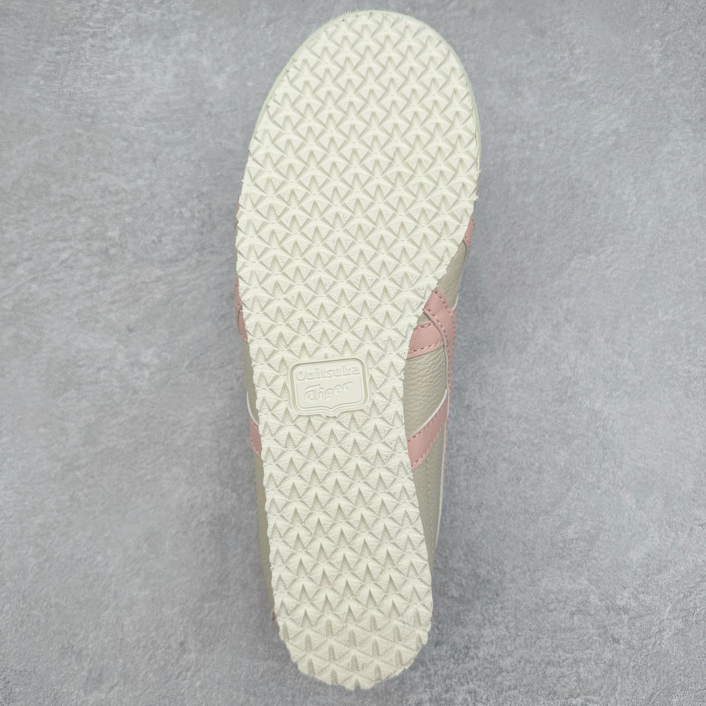 图片[9]-＃HK纯原 Asics Onitsuka Tiger MEXICO 66 亚瑟士鬼冢虎复古经典板鞋 市场最强版本 头层小羊皮加持 海外订单工厂出品 超成熟稳定的做工品控 原装全套纸板楦头开发 原汁原味 完美呈现版型 私模正确鞋底咬花纹路 一比一鞋头弧度高度鞋身弧度 绝不口嗨 细节品控鞋型随意秒杀市面 原档咬花纹路私模大底 一个单元有六个三角形 总体形拼接呈现花瓣状 官方四联吊牌 原装Ortholite轻量化鞋垫 原盒原配 质保卡 说明书 钢印防尘纸 纸板中底带钢印 乳胶组合鞋垫 支持全方位的对比专柜 产品从款式颜色造型上体现出追求舒适和细节的完美 鞋类更是推崇手工制作的严谨与完美 融舒适性与可穿性的设计风格 注重细节的完美和别致魅力 既保持稳重 又不失轻松的时尚感 尺码：36 37 37.5 38 39 39.5 40 40.5 41.5 42 42.5 43.5 44 45 46-选品中心