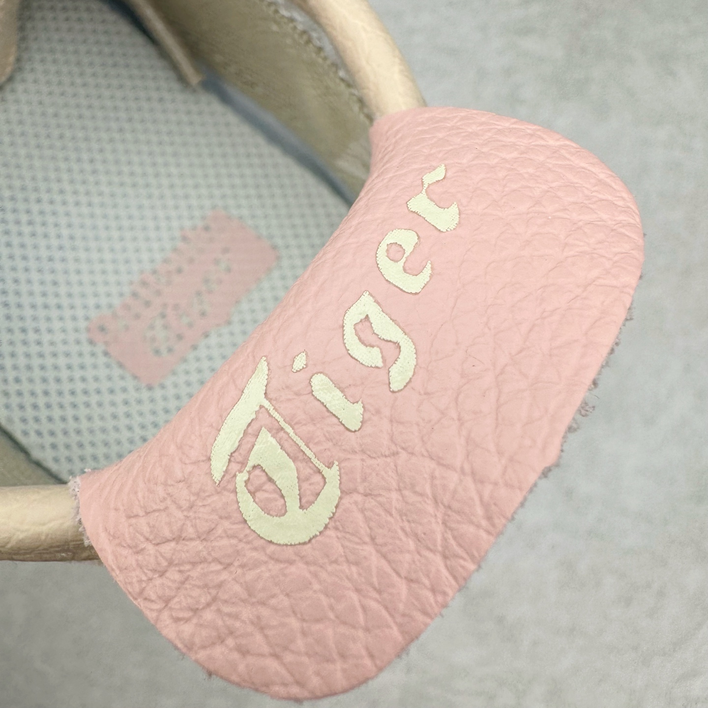 图片[14]-＃HK纯原 Asics Onitsuka Tiger MEXICO 66 亚瑟士鬼冢虎复古经典板鞋 市场最强版本 头层小羊皮加持 海外订单工厂出品 超成熟稳定的做工品控 原装全套纸板楦头开发 原汁原味 完美呈现版型 私模正确鞋底咬花纹路 一比一鞋头弧度高度鞋身弧度 绝不口嗨 细节品控鞋型随意秒杀市面 原档咬花纹路私模大底 一个单元有六个三角形 总体形拼接呈现花瓣状 官方四联吊牌 原装Ortholite轻量化鞋垫 原盒原配 质保卡 说明书 钢印防尘纸 纸板中底带钢印 乳胶组合鞋垫 支持全方位的对比专柜 产品从款式颜色造型上体现出追求舒适和细节的完美 鞋类更是推崇手工制作的严谨与完美 融舒适性与可穿性的设计风格 注重细节的完美和别致魅力 既保持稳重 又不失轻松的时尚感 尺码：36 37 37.5 38 39 39.5 40 40.5 41.5 42 42.5 43.5 44 45 46-选品中心