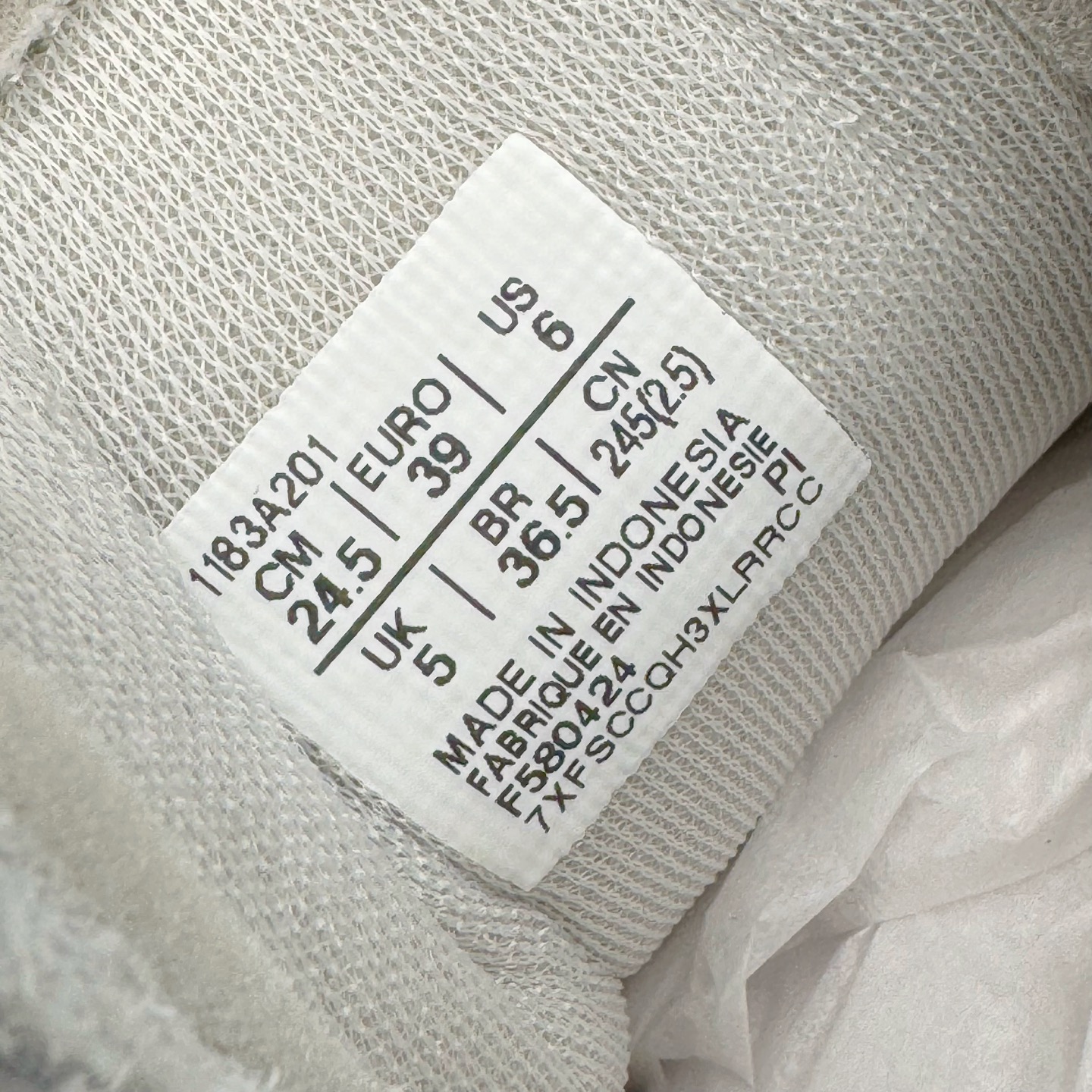 图片[13]-＃HK纯原 Asics Onitsuka Tiger MEXICO 66 亚瑟士鬼冢虎复古经典板鞋 市场最强版本 头层小羊皮加持 海外订单工厂出品 超成熟稳定的做工品控 原装全套纸板楦头开发 原汁原味 完美呈现版型 私模正确鞋底咬花纹路 一比一鞋头弧度高度鞋身弧度 绝不口嗨 细节品控鞋型随意秒杀市面 原档咬花纹路私模大底 一个单元有六个三角形 总体形拼接呈现花瓣状 官方四联吊牌 原装Ortholite轻量化鞋垫 原盒原配 质保卡 说明书 钢印防尘纸 纸板中底带钢印 乳胶组合鞋垫 支持全方位的对比专柜 产品从款式颜色造型上体现出追求舒适和细节的完美 鞋类更是推崇手工制作的严谨与完美 融舒适性与可穿性的设计风格 注重细节的完美和别致魅力 既保持稳重 又不失轻松的时尚感 尺码：36 37 37.5 38 39 39.5 40 40.5 41.5 42 42.5 43.5 44 45 46-选品中心