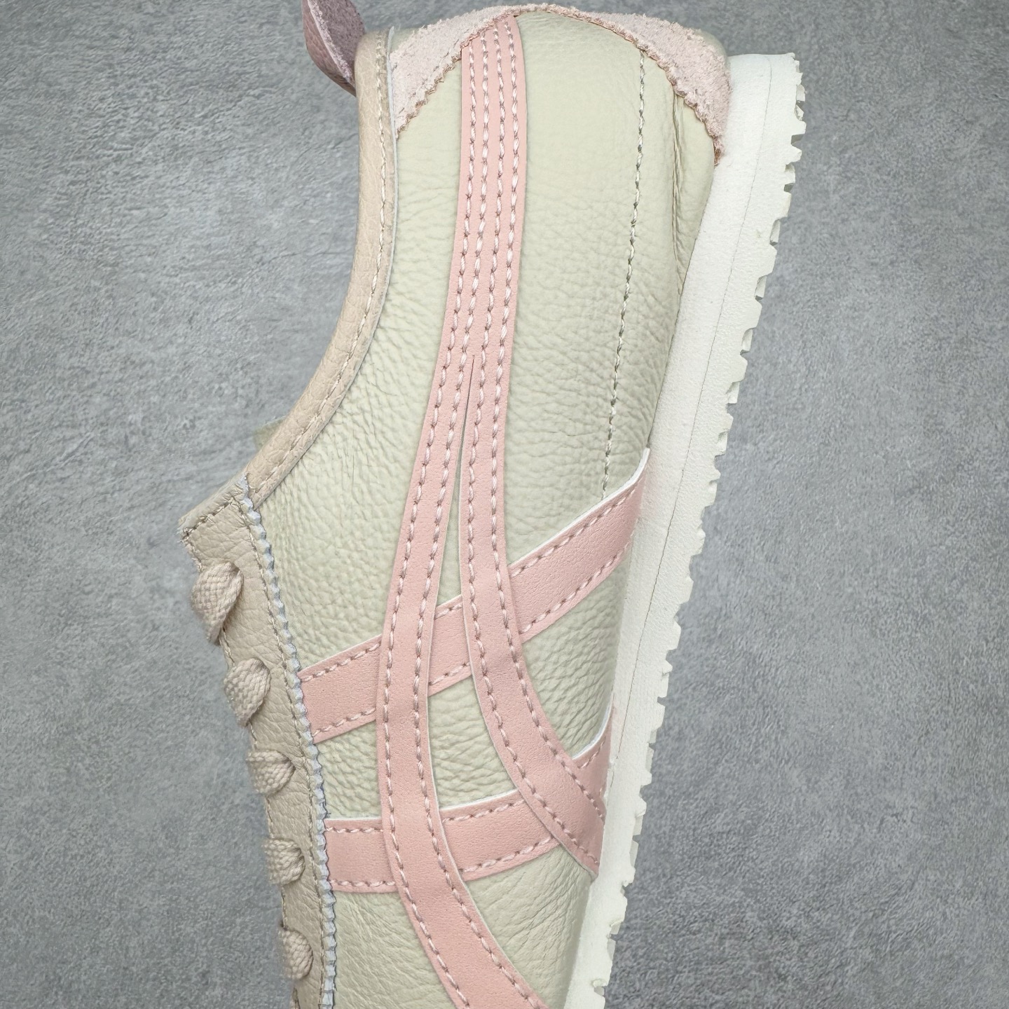 图片[7]-＃HK纯原 Asics Onitsuka Tiger MEXICO 66 亚瑟士鬼冢虎复古经典板鞋 市场最强版本 头层小羊皮加持 海外订单工厂出品 超成熟稳定的做工品控 原装全套纸板楦头开发 原汁原味 完美呈现版型 私模正确鞋底咬花纹路 一比一鞋头弧度高度鞋身弧度 绝不口嗨 细节品控鞋型随意秒杀市面 原档咬花纹路私模大底 一个单元有六个三角形 总体形拼接呈现花瓣状 官方四联吊牌 原装Ortholite轻量化鞋垫 原盒原配 质保卡 说明书 钢印防尘纸 纸板中底带钢印 乳胶组合鞋垫 支持全方位的对比专柜 产品从款式颜色造型上体现出追求舒适和细节的完美 鞋类更是推崇手工制作的严谨与完美 融舒适性与可穿性的设计风格 注重细节的完美和别致魅力 既保持稳重 又不失轻松的时尚感 尺码：36 37 37.5 38 39 39.5 40 40.5 41.5 42 42.5 43.5 44 45 46-选品中心