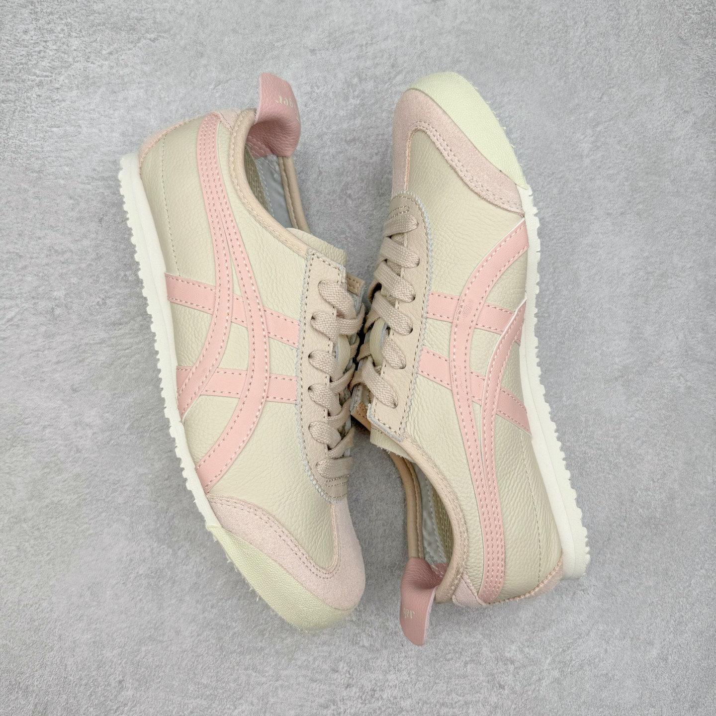 图片[3]-＃HK纯原 Asics Onitsuka Tiger MEXICO 66 亚瑟士鬼冢虎复古经典板鞋 市场最强版本 头层小羊皮加持 海外订单工厂出品 超成熟稳定的做工品控 原装全套纸板楦头开发 原汁原味 完美呈现版型 私模正确鞋底咬花纹路 一比一鞋头弧度高度鞋身弧度 绝不口嗨 细节品控鞋型随意秒杀市面 原档咬花纹路私模大底 一个单元有六个三角形 总体形拼接呈现花瓣状 官方四联吊牌 原装Ortholite轻量化鞋垫 原盒原配 质保卡 说明书 钢印防尘纸 纸板中底带钢印 乳胶组合鞋垫 支持全方位的对比专柜 产品从款式颜色造型上体现出追求舒适和细节的完美 鞋类更是推崇手工制作的严谨与完美 融舒适性与可穿性的设计风格 注重细节的完美和别致魅力 既保持稳重 又不失轻松的时尚感 尺码：36 37 37.5 38 39 39.5 40 40.5 41.5 42 42.5 43.5 44 45 46-选品中心