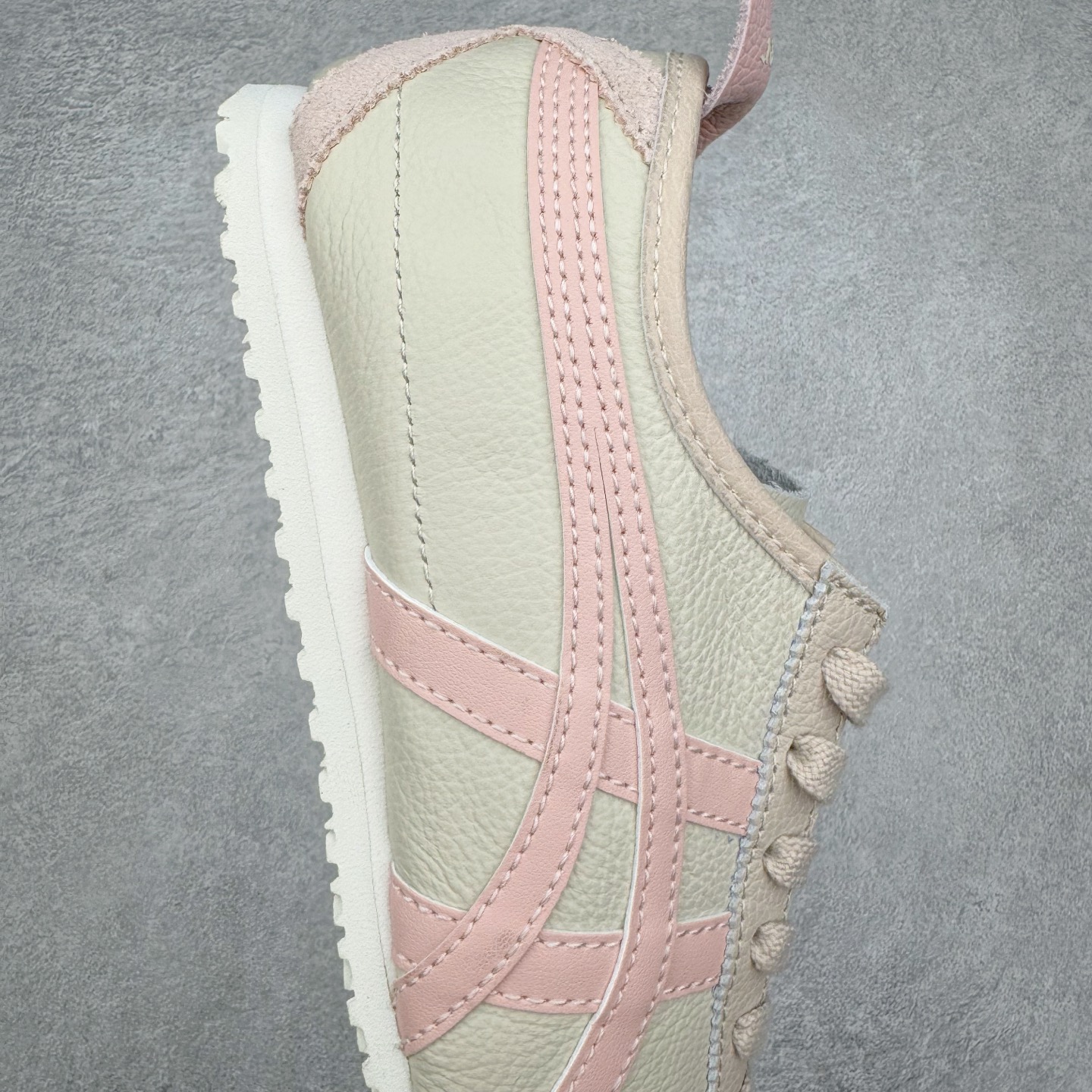 图片[6]-＃HK纯原 Asics Onitsuka Tiger MEXICO 66 亚瑟士鬼冢虎复古经典板鞋 市场最强版本 头层小羊皮加持 海外订单工厂出品 超成熟稳定的做工品控 原装全套纸板楦头开发 原汁原味 完美呈现版型 私模正确鞋底咬花纹路 一比一鞋头弧度高度鞋身弧度 绝不口嗨 细节品控鞋型随意秒杀市面 原档咬花纹路私模大底 一个单元有六个三角形 总体形拼接呈现花瓣状 官方四联吊牌 原装Ortholite轻量化鞋垫 原盒原配 质保卡 说明书 钢印防尘纸 纸板中底带钢印 乳胶组合鞋垫 支持全方位的对比专柜 产品从款式颜色造型上体现出追求舒适和细节的完美 鞋类更是推崇手工制作的严谨与完美 融舒适性与可穿性的设计风格 注重细节的完美和别致魅力 既保持稳重 又不失轻松的时尚感 尺码：36 37 37.5 38 39 39.5 40 40.5 41.5 42 42.5 43.5 44 45 46-选品中心