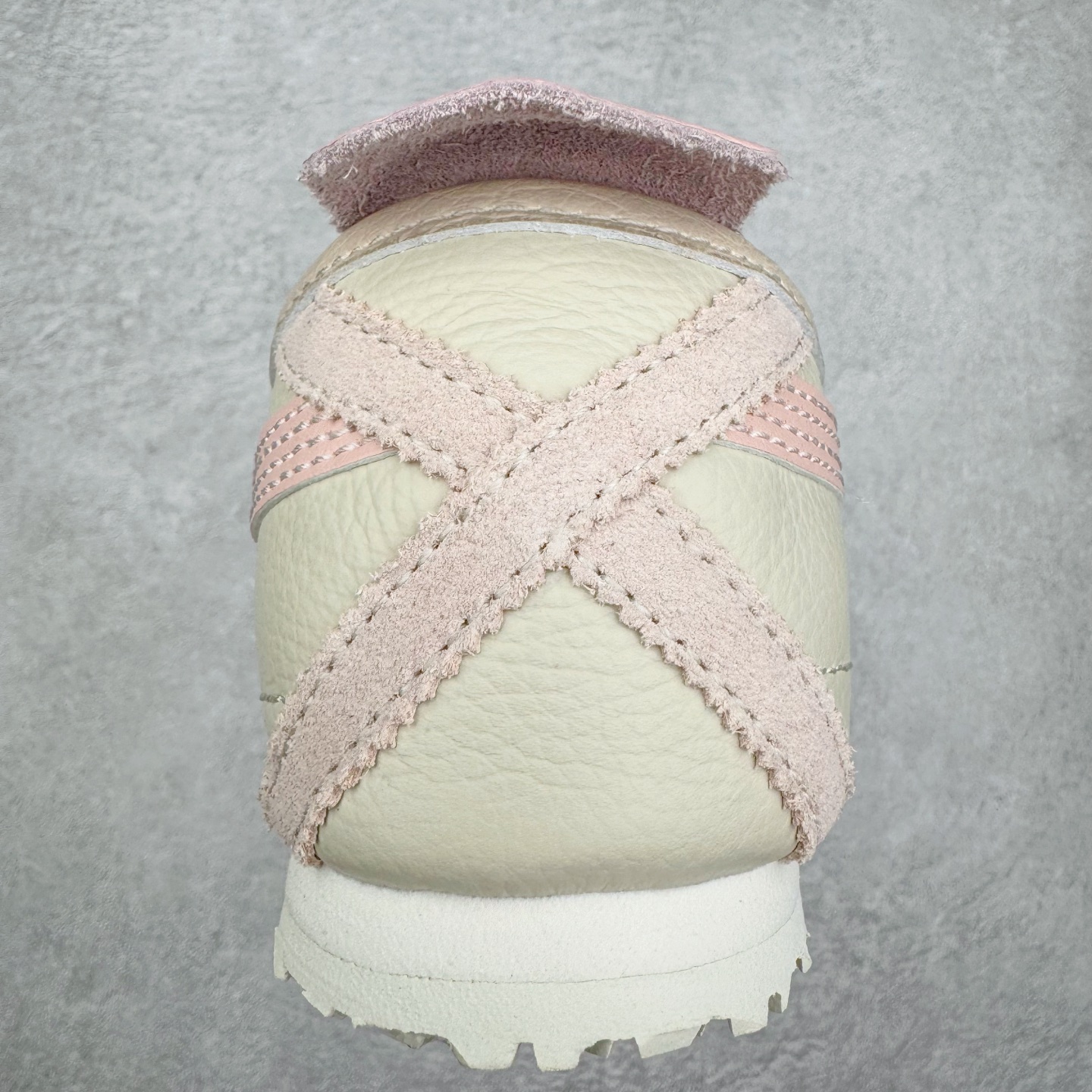 图片[8]-＃HK纯原 Asics Onitsuka Tiger MEXICO 66 亚瑟士鬼冢虎复古经典板鞋 市场最强版本 头层小羊皮加持 海外订单工厂出品 超成熟稳定的做工品控 原装全套纸板楦头开发 原汁原味 完美呈现版型 私模正确鞋底咬花纹路 一比一鞋头弧度高度鞋身弧度 绝不口嗨 细节品控鞋型随意秒杀市面 原档咬花纹路私模大底 一个单元有六个三角形 总体形拼接呈现花瓣状 官方四联吊牌 原装Ortholite轻量化鞋垫 原盒原配 质保卡 说明书 钢印防尘纸 纸板中底带钢印 乳胶组合鞋垫 支持全方位的对比专柜 产品从款式颜色造型上体现出追求舒适和细节的完美 鞋类更是推崇手工制作的严谨与完美 融舒适性与可穿性的设计风格 注重细节的完美和别致魅力 既保持稳重 又不失轻松的时尚感 尺码：36 37 37.5 38 39 39.5 40 40.5 41.5 42 42.5 43.5 44 45 46-选品中心