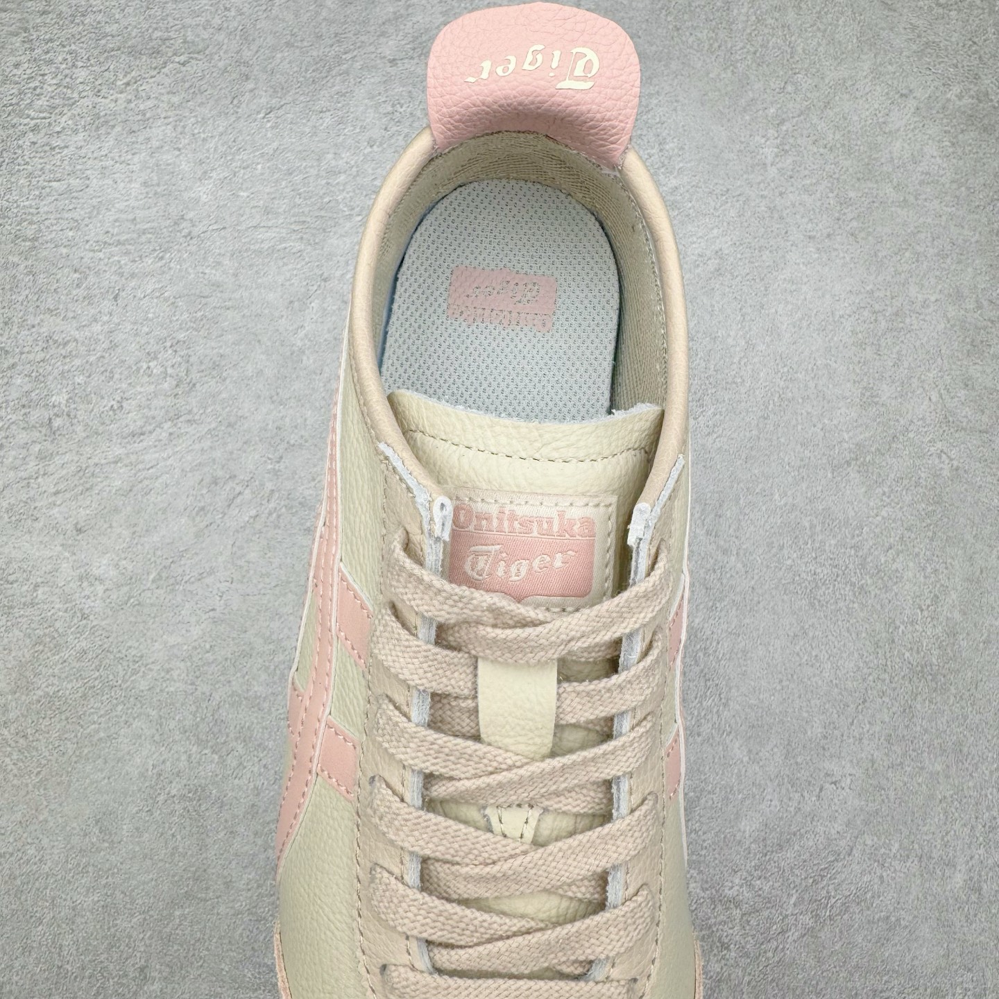 图片[5]-＃HK纯原 Asics Onitsuka Tiger MEXICO 66 亚瑟士鬼冢虎复古经典板鞋 市场最强版本 头层小羊皮加持 海外订单工厂出品 超成熟稳定的做工品控 原装全套纸板楦头开发 原汁原味 完美呈现版型 私模正确鞋底咬花纹路 一比一鞋头弧度高度鞋身弧度 绝不口嗨 细节品控鞋型随意秒杀市面 原档咬花纹路私模大底 一个单元有六个三角形 总体形拼接呈现花瓣状 官方四联吊牌 原装Ortholite轻量化鞋垫 原盒原配 质保卡 说明书 钢印防尘纸 纸板中底带钢印 乳胶组合鞋垫 支持全方位的对比专柜 产品从款式颜色造型上体现出追求舒适和细节的完美 鞋类更是推崇手工制作的严谨与完美 融舒适性与可穿性的设计风格 注重细节的完美和别致魅力 既保持稳重 又不失轻松的时尚感 尺码：36 37 37.5 38 39 39.5 40 40.5 41.5 42 42.5 43.5 44 45 46-选品中心