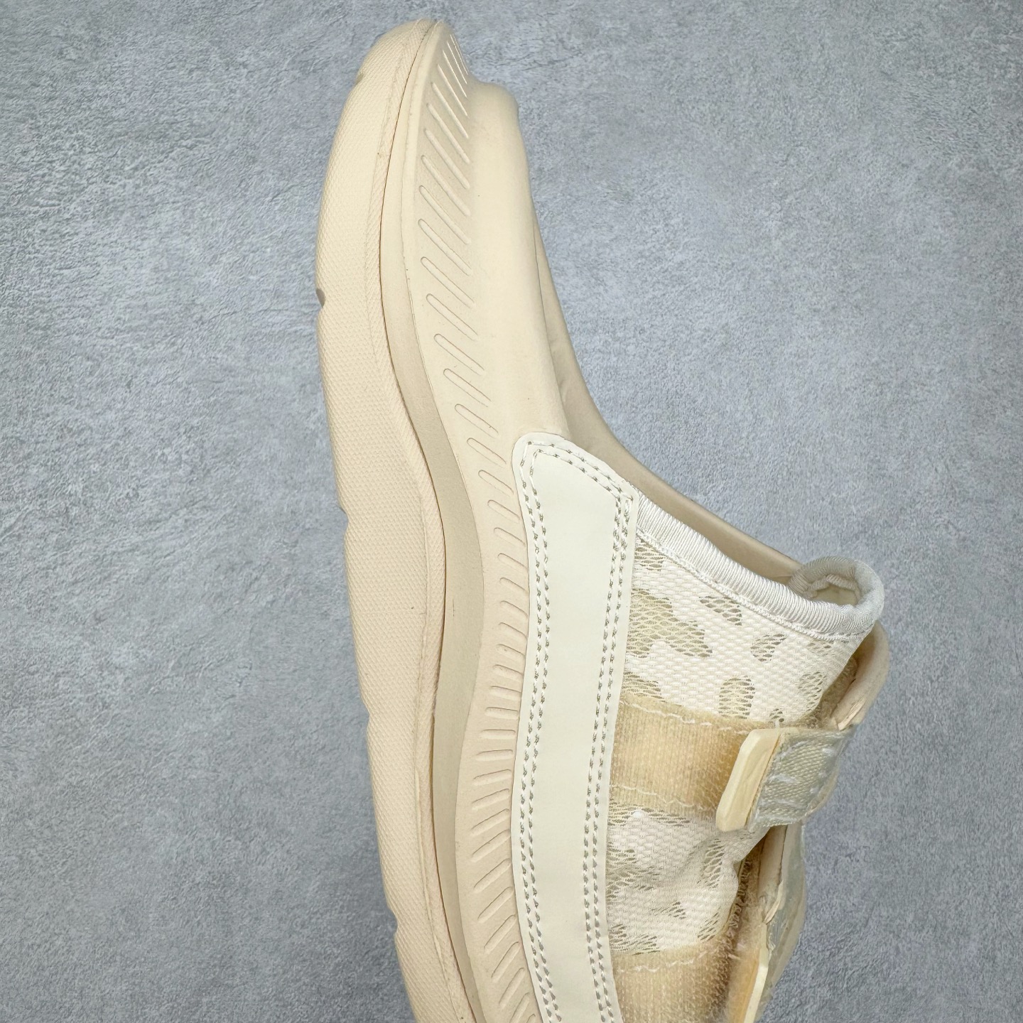 图片[6]-HOKA ONE ONE ORA Luxe 减震轻便舒缓运动 EVA 防滑一字拖鞋 男女同款 实拍调校N版已经零色差零失真 百分百还原实物色彩所见即所得 不存在货不对板色差等低级问题 选购参考实物拍摄 不混卖不参货 只用心做好货严格选品 承诺混一赔十 尺码：36 36.5 37.5 38 38.5 39 40 40.5 41 42 42.5 43 44 44.5 45-选品中心