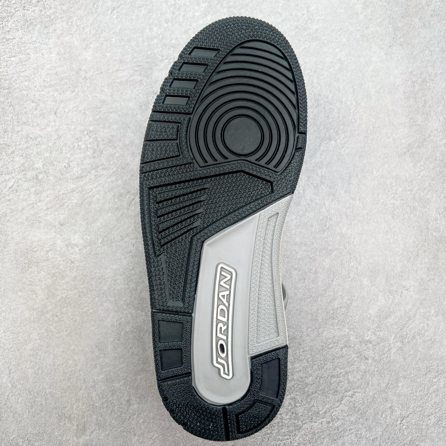 图片[9]-Jordan Spizike Low AJ复古低帮篮球鞋 这款鞋子著名导演斯派克李的Jordan Spizike专属 预计于明年夏季推出全新低帮版本 将包括三款配色 经典爆裂纹非常复古 两款配色分别以大学红和黑曜石蓝进行区分 鞋身设计中依旧带有大象爆裂纹、鞋侧束带、塑胶网布等经典元素 之后 在鞋舌、内衬以及鞋底等位置缀以大学红和黑曜石蓝搭配 带来全新造型 尺码：36 36.5 37.5 38 38.5 39 40 40.5 41 42 42.5 43 44 44.5 45 46 47.5-选品中心