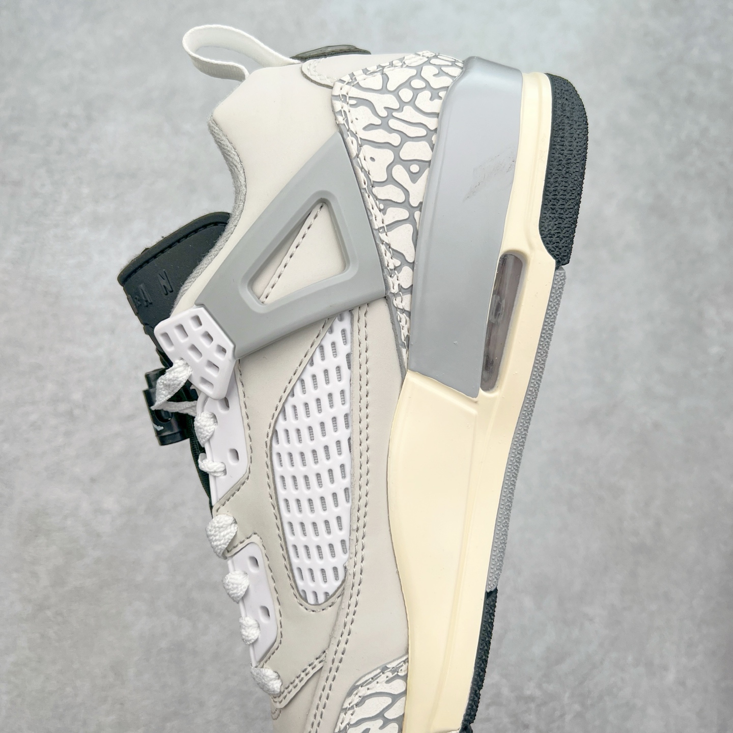 图片[7]-Jordan Spizike Low AJ复古低帮篮球鞋 这款鞋子著名导演斯派克李的Jordan Spizike专属 预计于明年夏季推出全新低帮版本 将包括三款配色 经典爆裂纹非常复古 两款配色分别以大学红和黑曜石蓝进行区分 鞋身设计中依旧带有大象爆裂纹、鞋侧束带、塑胶网布等经典元素 之后 在鞋舌、内衬以及鞋底等位置缀以大学红和黑曜石蓝搭配 带来全新造型 尺码：36 36.5 37.5 38 38.5 39 40 40.5 41 42 42.5 43 44 44.5 45 46 47.5-选品中心